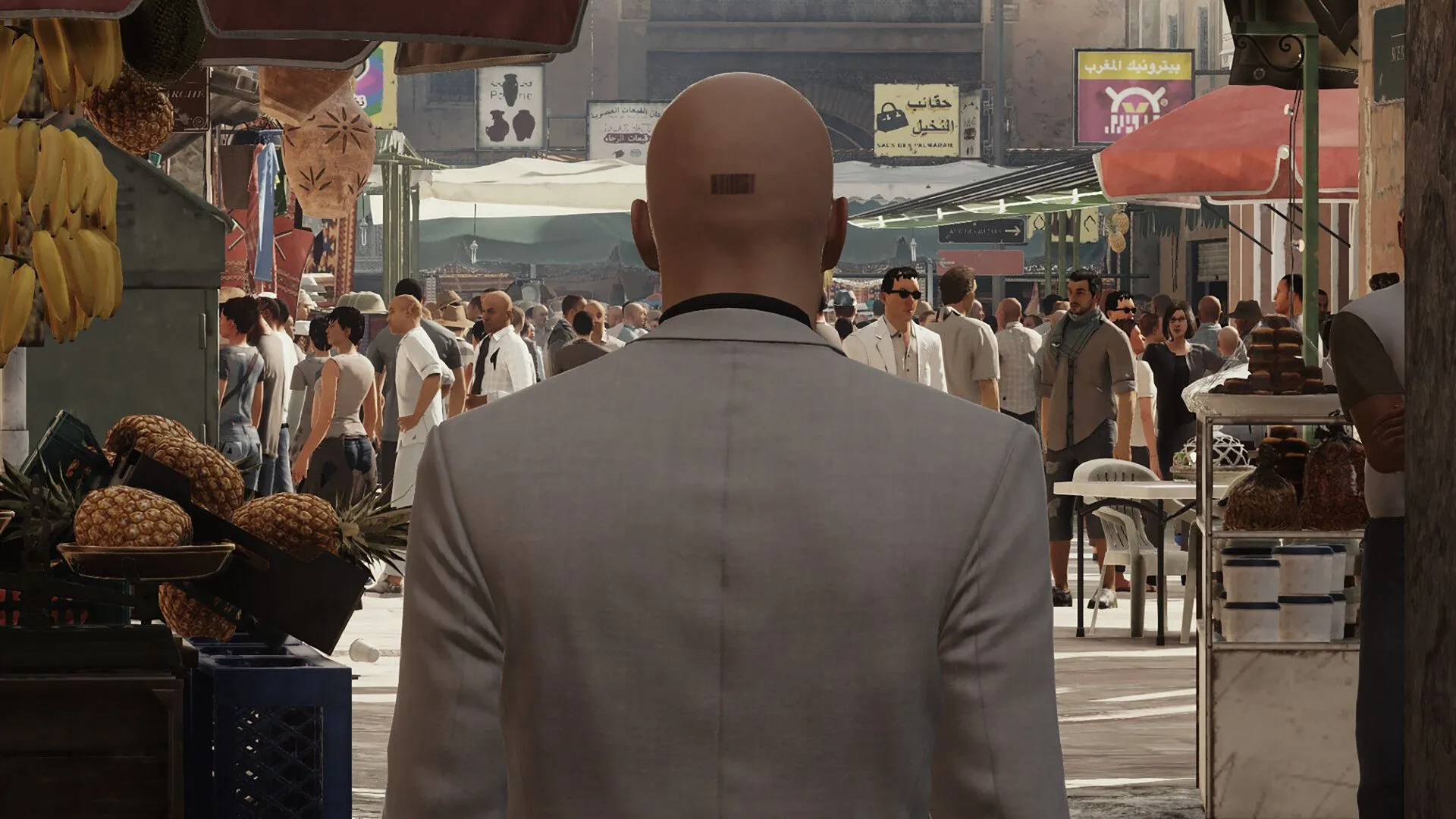 Agent 47 quan sát mục tiêu từ xa, minh họa yếu tố lập kế hoạch chi tiết của series Hitman