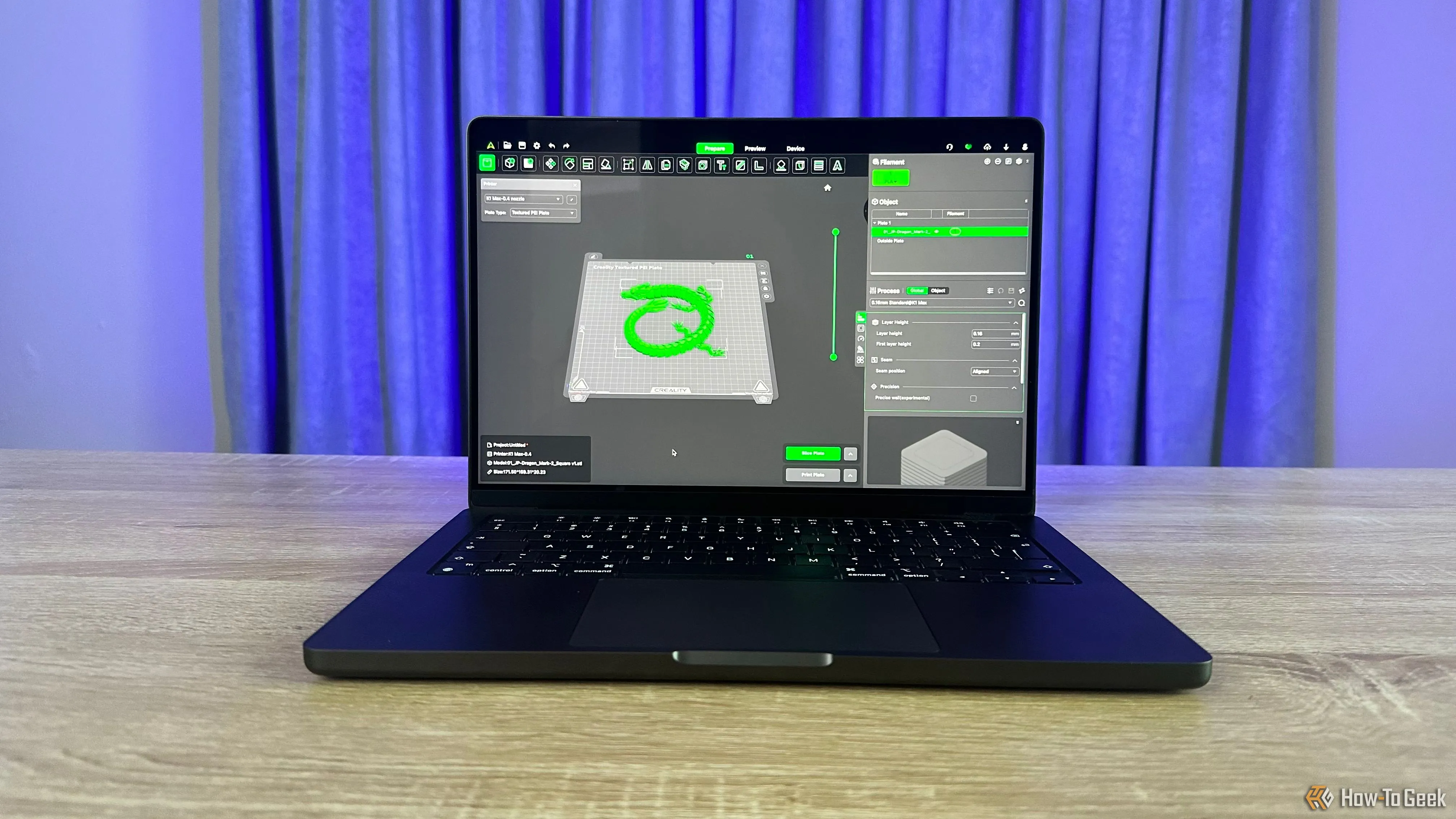 Ảnh thực tế chiếc MacBook Pro M4 với ứng dụng in 3D, đại diện cho hiệu năng đa nhiệm và đồ họa.