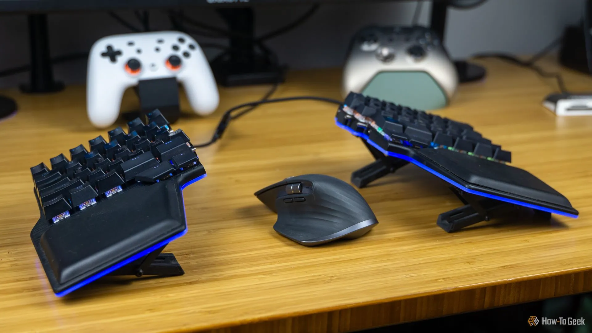 Bàn làm việc với bàn phím Dygma Raise và chuột Logitech MX Master 3, minh họa thiết bị ngoại vi không dây