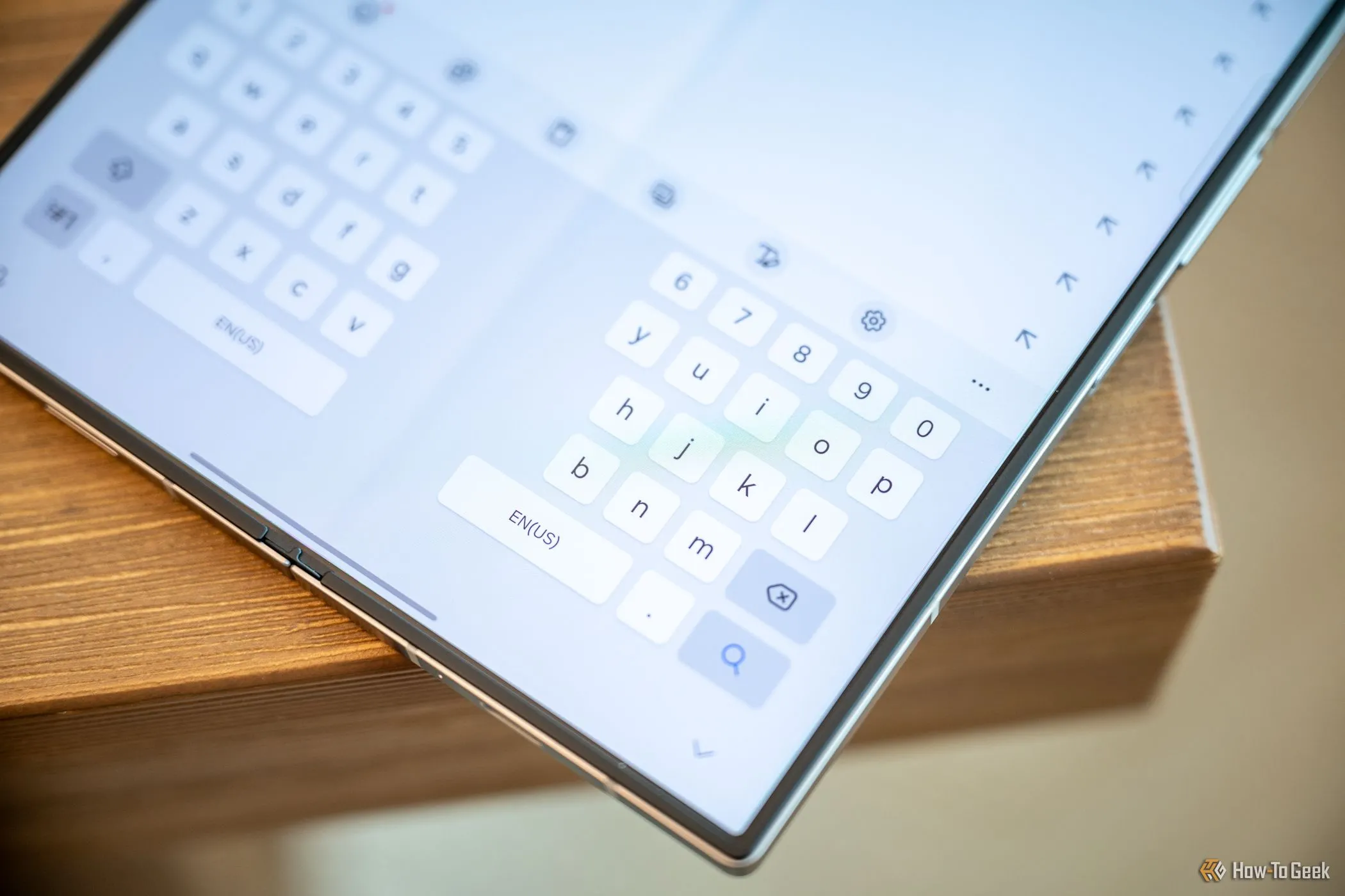 Bàn phím chia đôi trên màn hình bên trong của Samsung Galaxy Z Fold 6.