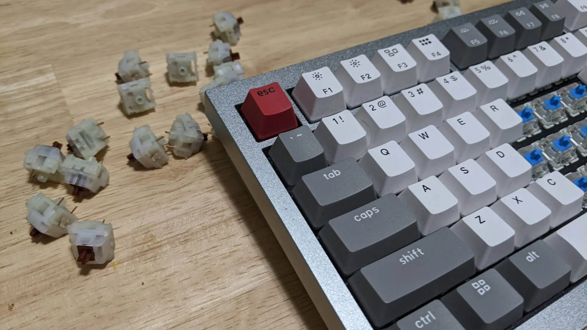 Bàn phím cơ Keychron Q1 nhìn từ góc cạnh, thể hiện thiết kế cao cấp và khả năng tùy chỉnh.