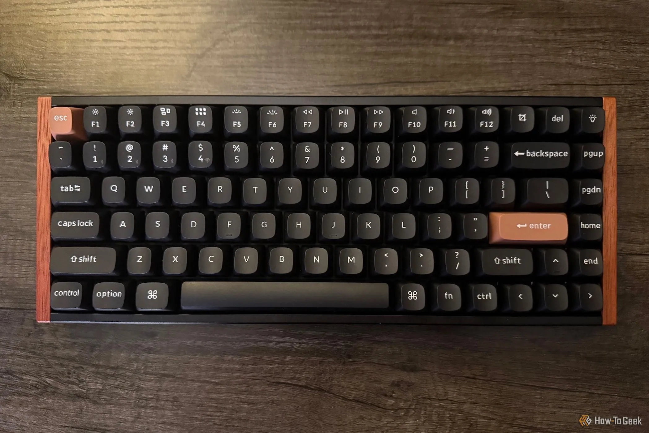 Bàn phím Keychron K2 HE Special Edition màu đen đặt trên bàn làm việc, góc nhìn tổng thể.