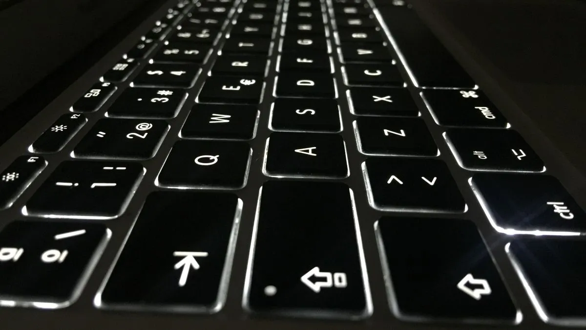 Bàn phím MacBook có đèn nền sáng rõ, minh họa vị trí phím Fn và Delete.
