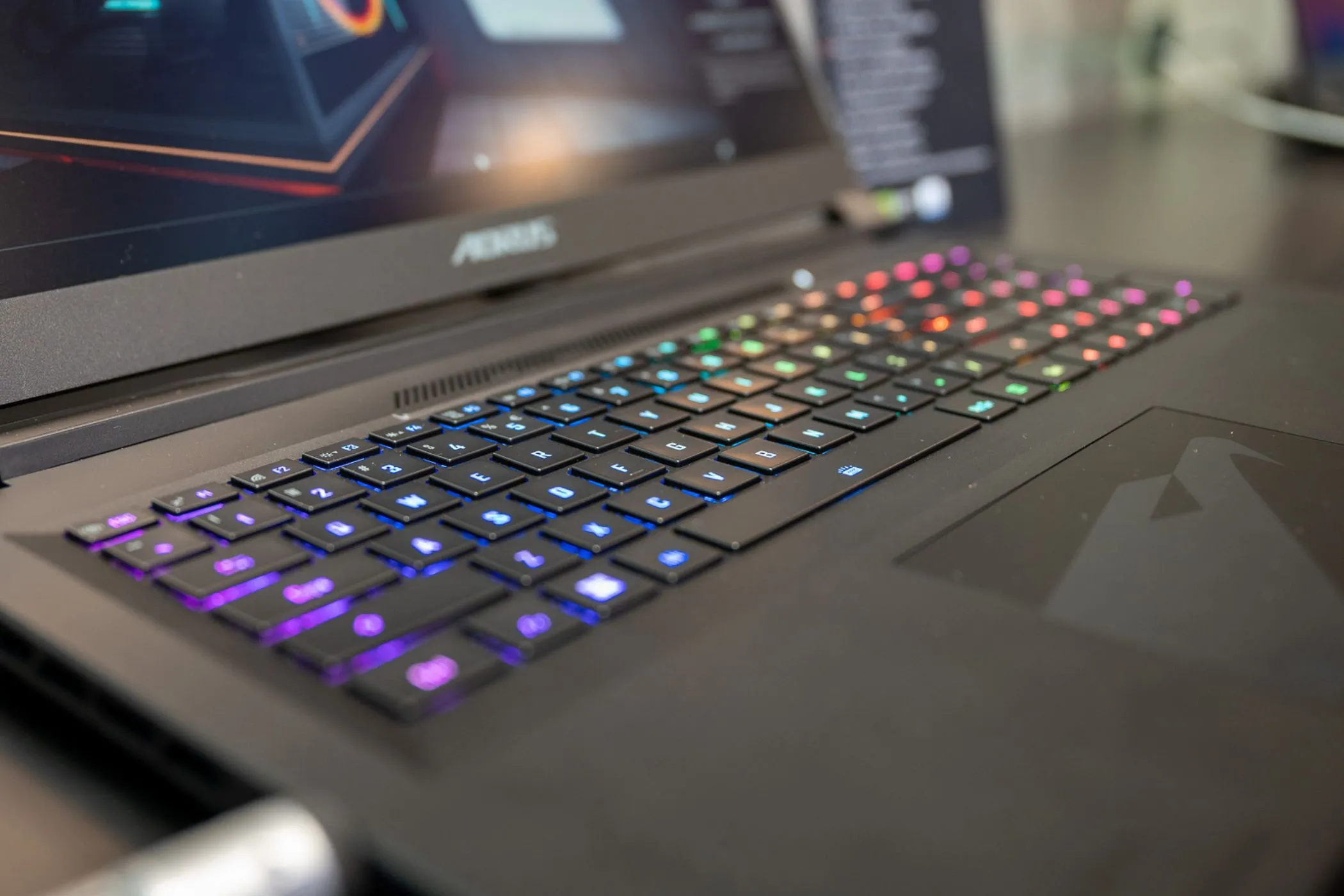 Bàn phím RGB của laptop gaming với ánh sáng xanh lá và vàng