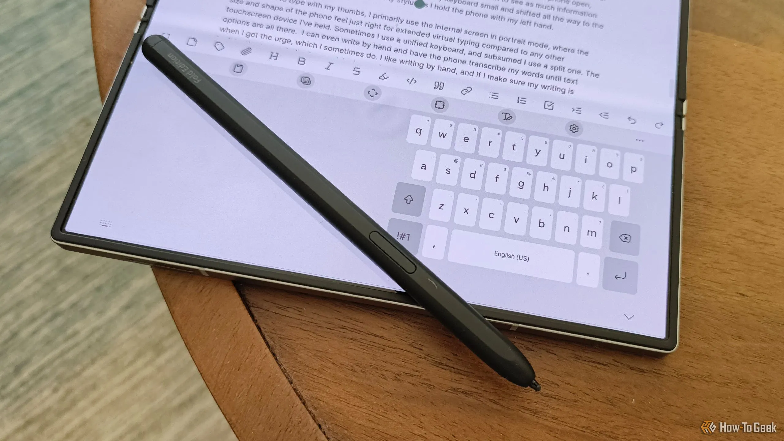 Bàn phím Samsung hiển thị trên màn hình Galaxy Z Fold 6 khi sử dụng S Pen