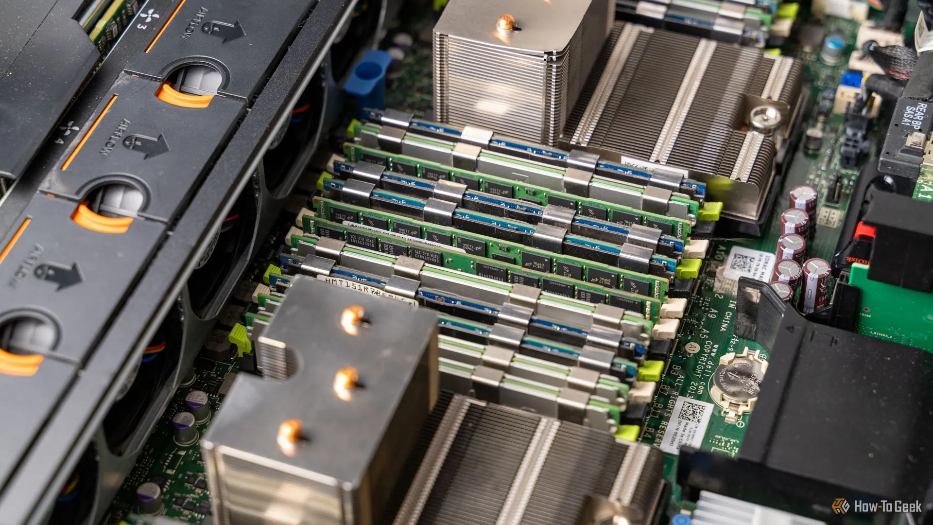 Bên trong một máy chủ lưu trữ Dell R720xd, với tất cả các khe cắm RAM đều được lắp đầy, minh họa dung lượng bộ nhớ lớn cần thiết cho server Minecraft.