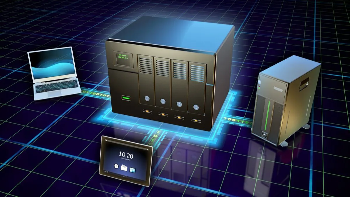 Bên trong một máy chủ NAS hoặc PC với các linh kiện phần cứng, nhấn mạnh tầm quan trọng của CPU và RAM trong quá trình transcode của Plex.