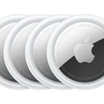 Bộ 4 Apple AirTag màu trắng và một AirTag đơn lẻ trên nền xanh, biểu tượng cho khả năng định vị vật phẩm.
