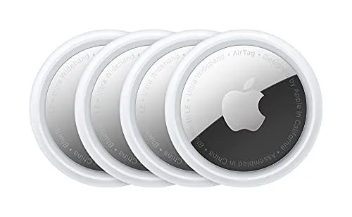 Bộ 4 Apple AirTag màu trắng và một AirTag đơn lẻ trên nền xanh, biểu tượng cho khả năng định vị vật phẩm.