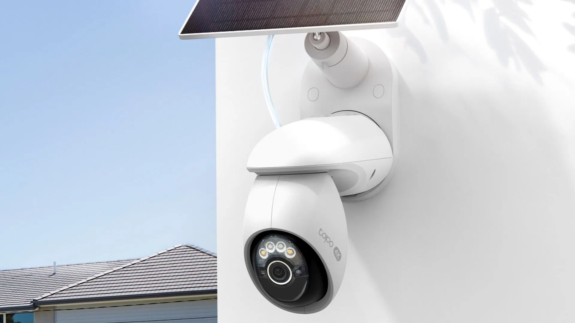 Bộ camera an ninh TP-Link Tapo C660 lắp trên tường với tấm pin năng lượng mặt trời