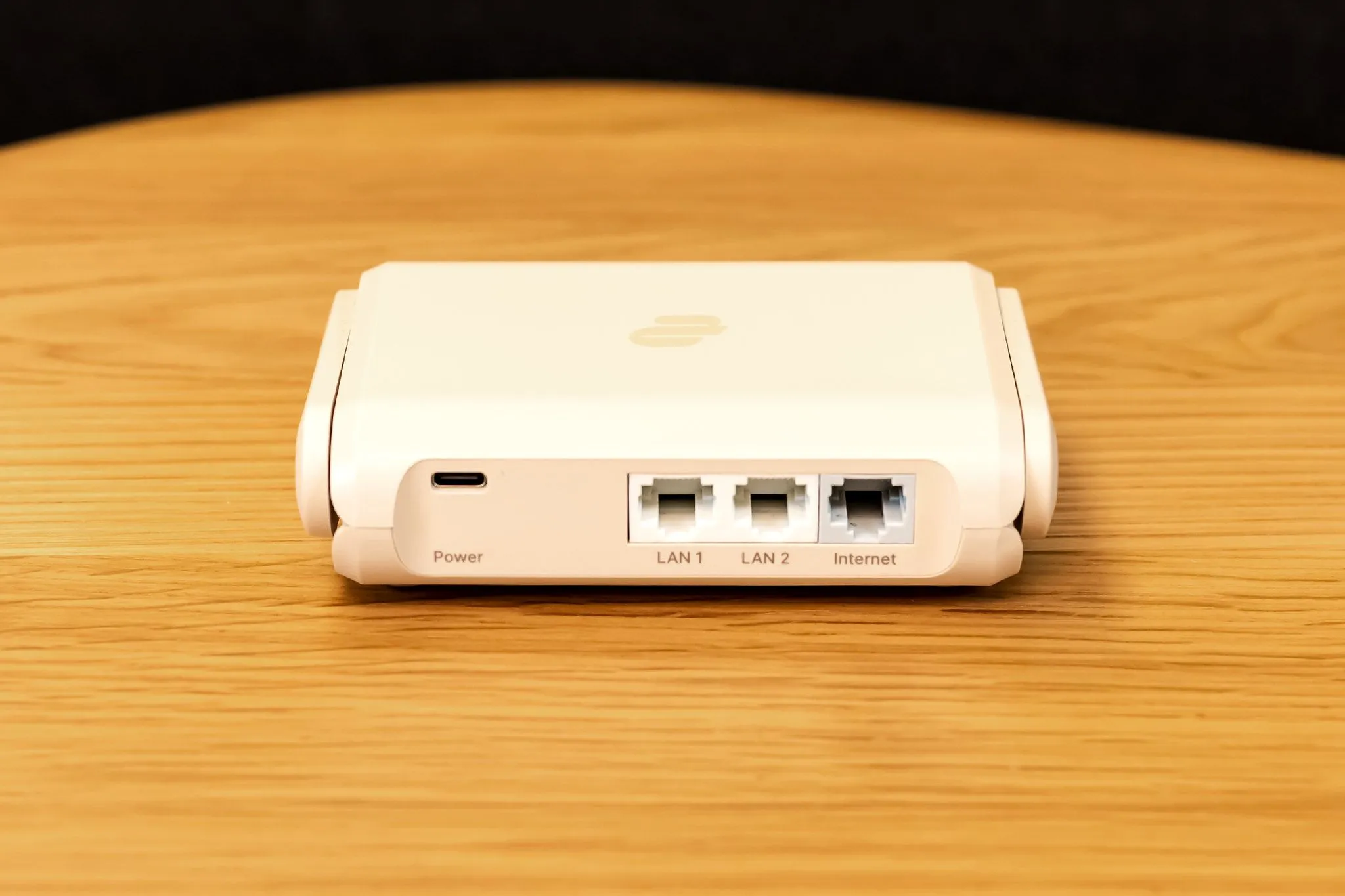 Bộ định tuyến di động với các cổng Ethernet.