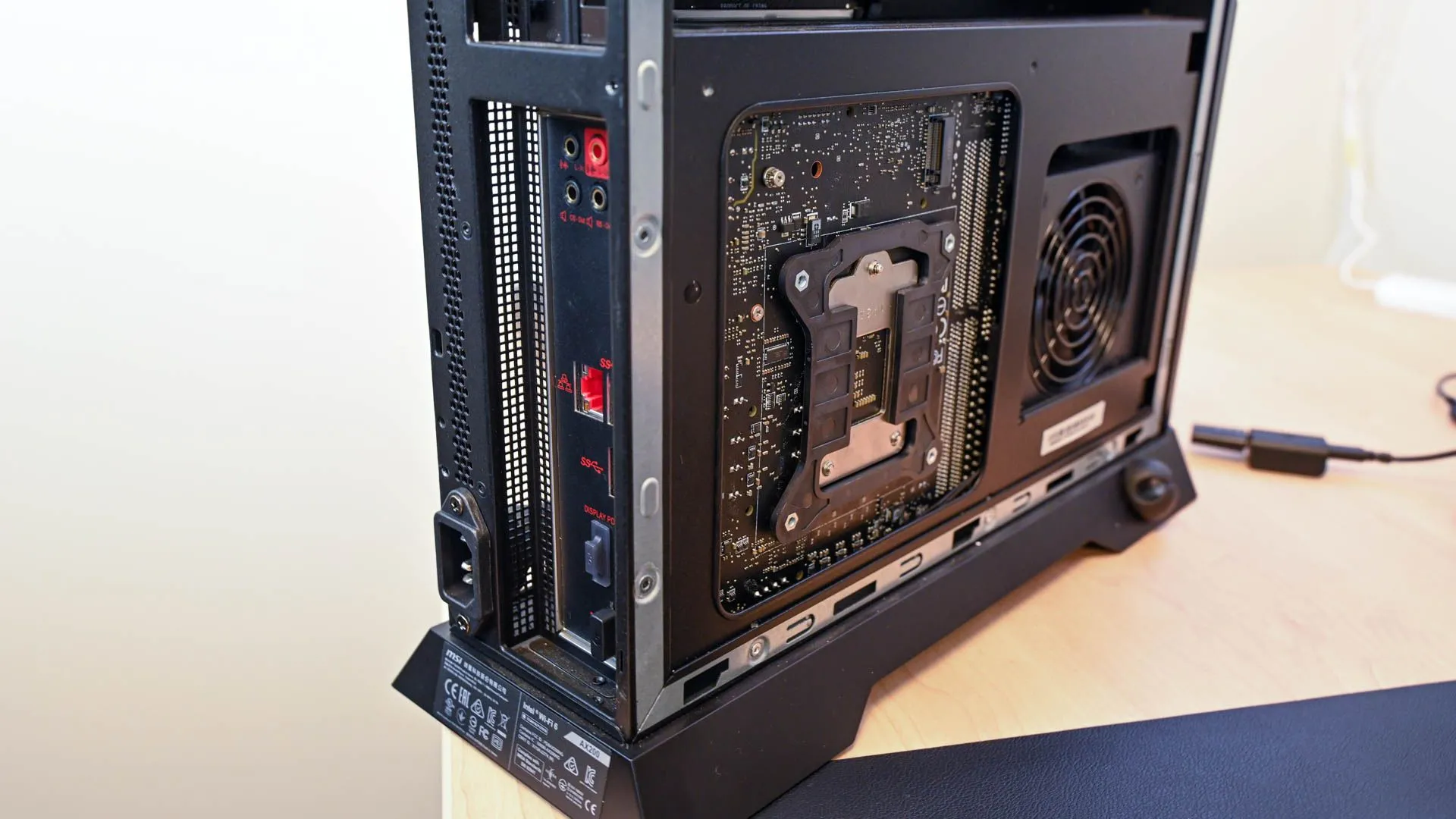 Bo mạch chủ của máy tính, liên quan đến việc cập nhật firmware UEFI/BIOS khi cài đặt hệ điều hành khác