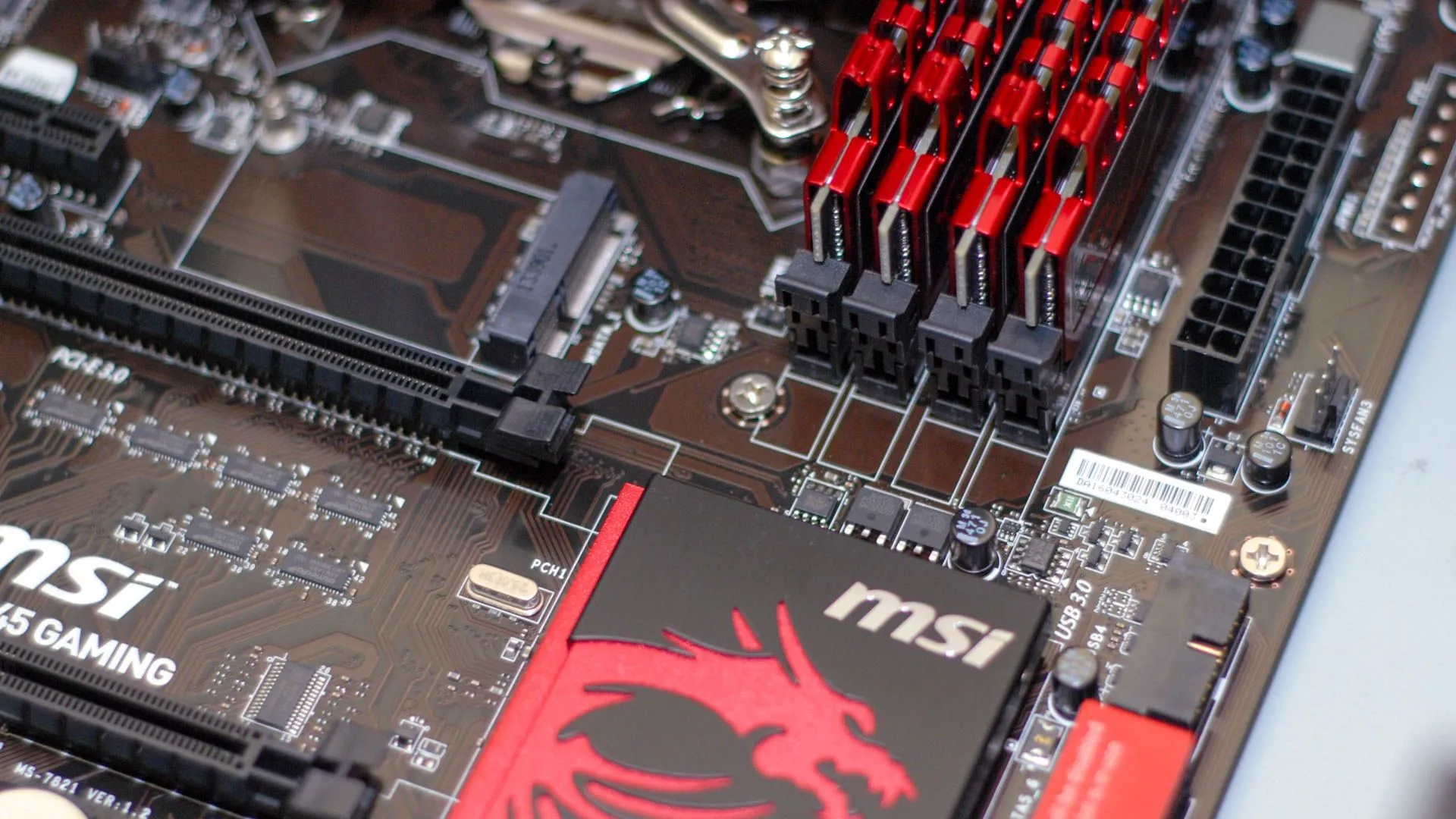 Bo mạch chủ MSI với các cổng kết nối và khe cắm linh kiện, làm nổi bật tầm quan trọng của việc chọn mainboard phù hợp để đảm bảo khả năng mở rộng và kết nối cho hệ thống NAS.