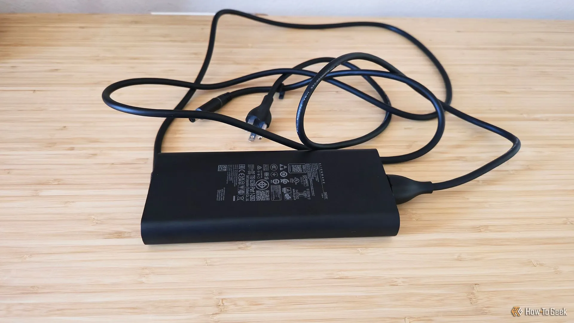 Bộ sạc 360W công suất cao đi kèm Alienware 16 Area-51 (2025) để tối ưu hiệu năng và sạc nhanh