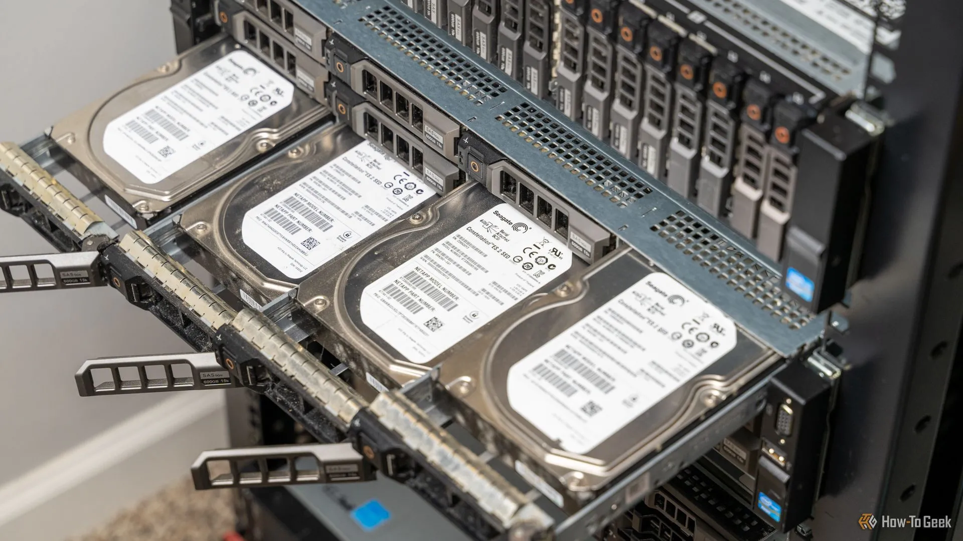 Bốn ổ cứng nhô ra từ một máy chủ rack-mount