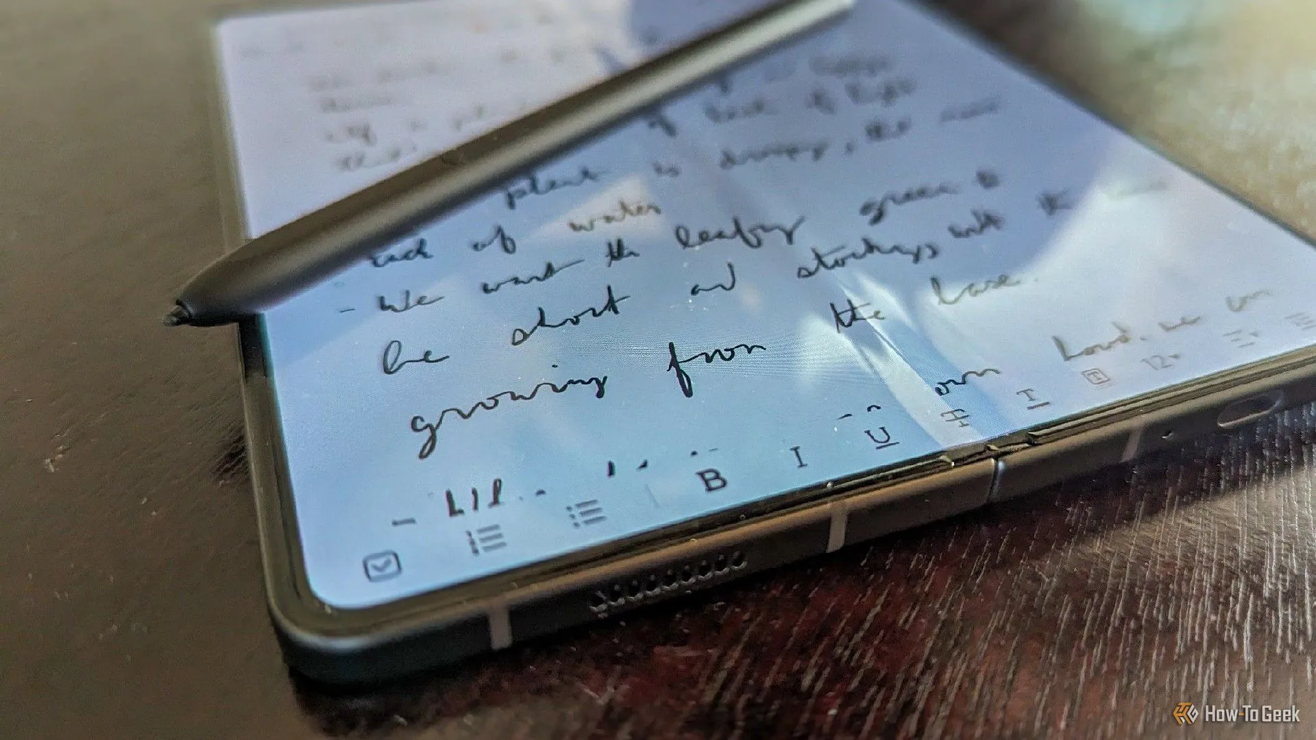Bút S Pen (Fold Edition) đặt trên màn hình mở rộng của Samsung Galaxy Z Fold 5, nhấn mạnh không gian lý tưởng cho việc viết tay.