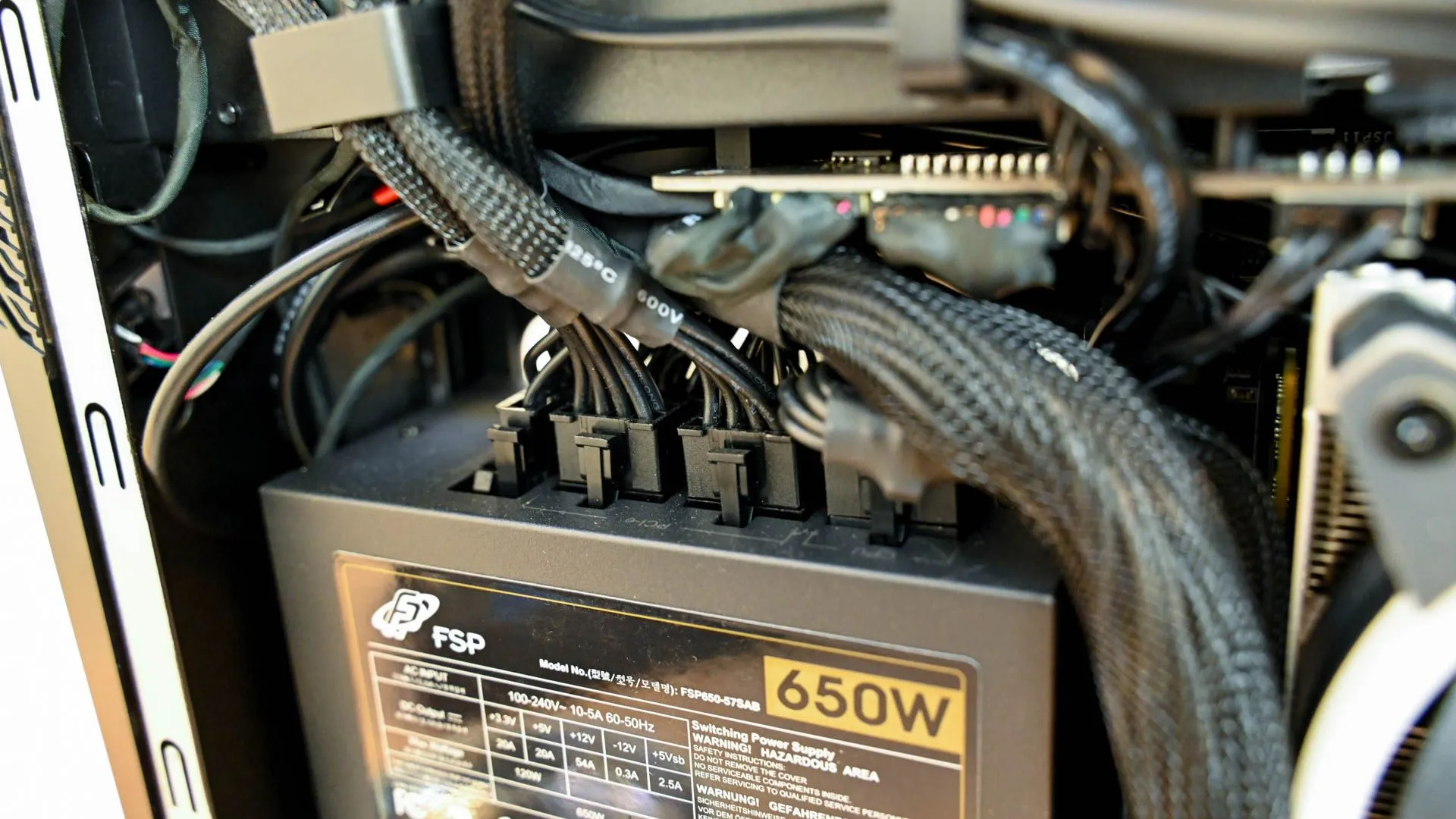 Các cáp nguồn của bộ nguồn Thermaltake Smart Series 600W được sắp xếp gọn gàng bên trong vỏ case máy tính MSI Trident, thể hiện vai trò quan trọng của PSU trong việc cấp nguồn ổn định cho toàn bộ hệ thống.