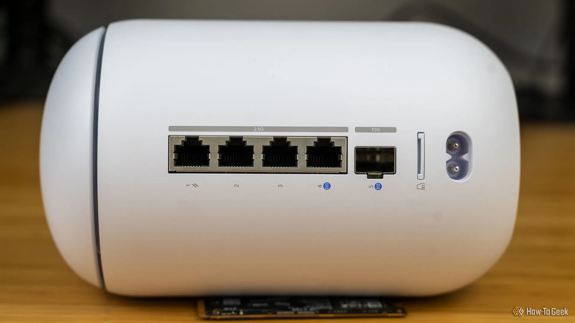 Các cổng Ethernet và SFP+ phía sau Unifi Dream Router 7.