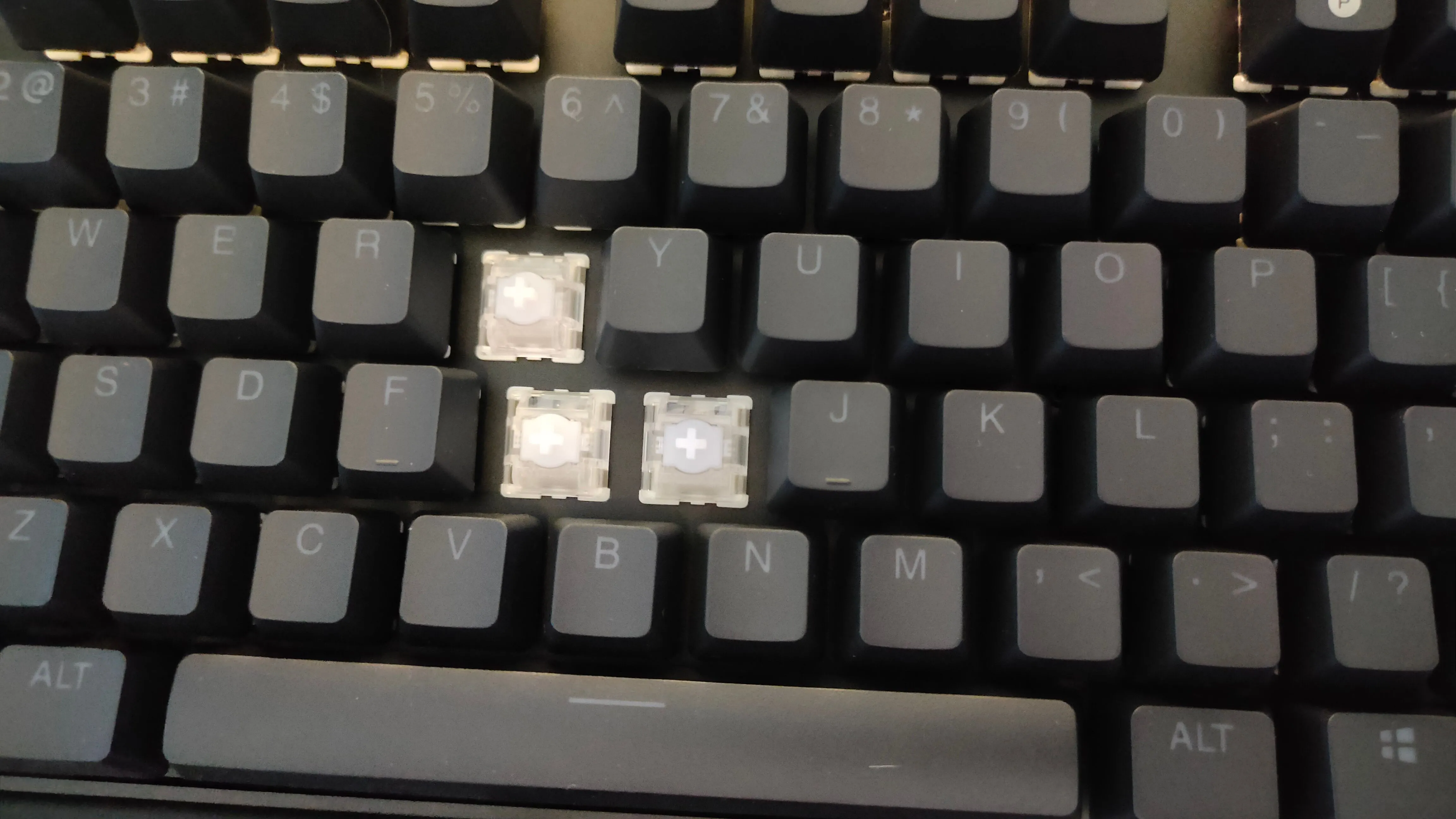 Các keycap HTG đã được tháo ra khỏi switch Gateron Hall Effect trên bàn phím SteelSeries Apex Pro Gen 3 TKL Wireless.