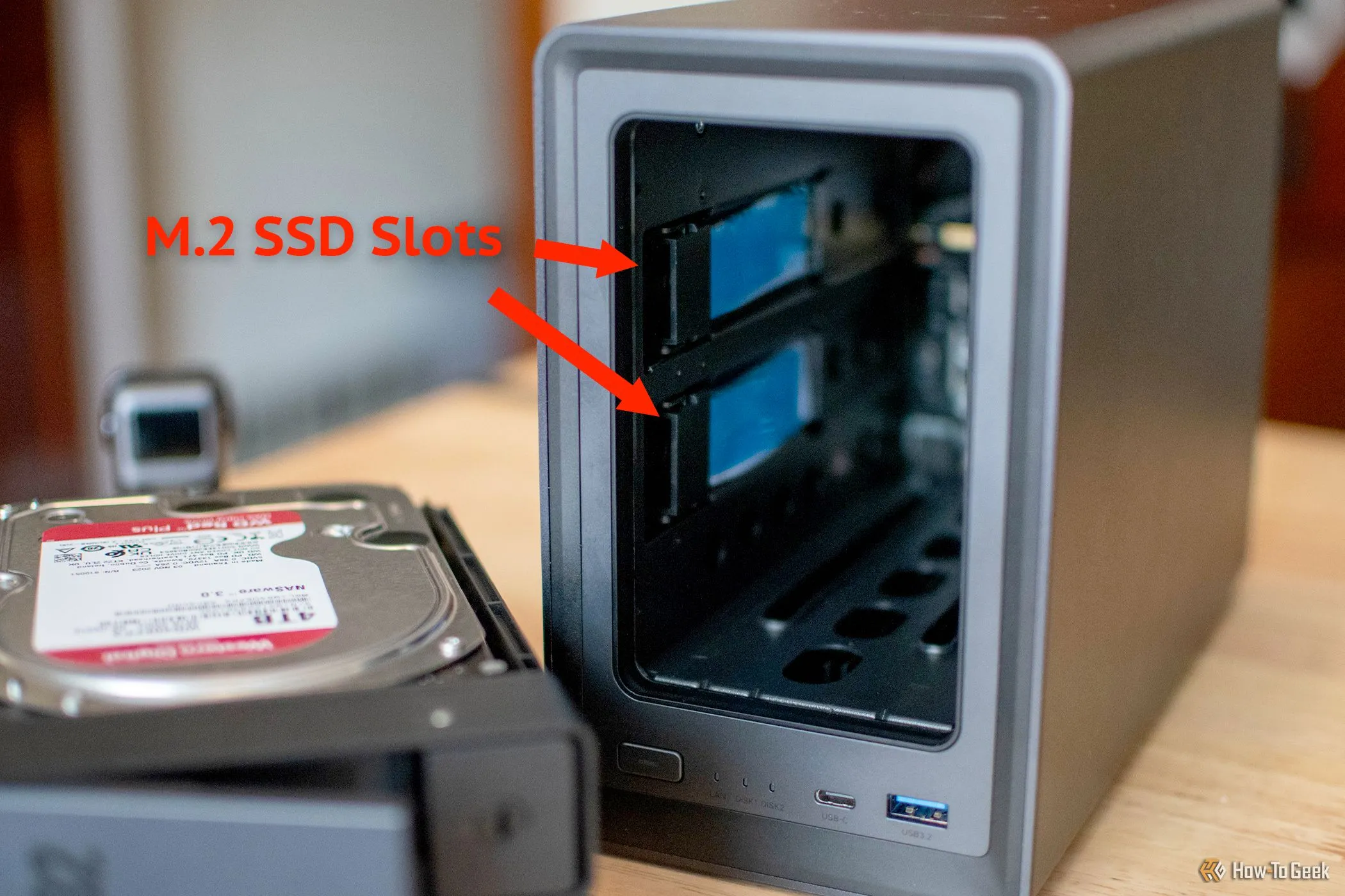 Các khe cắm M.2 SSD bên trong UGREEN NASYNC DXP2800
