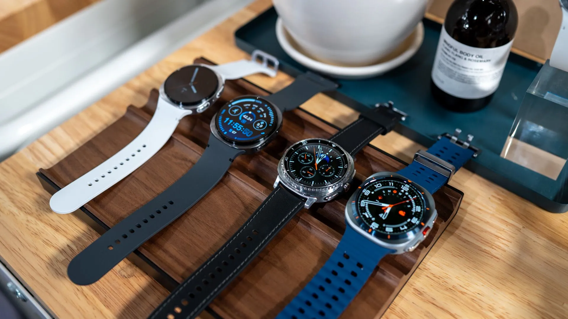 Các mẫu đồng hồ thông minh Samsung Galaxy Watch 8, Watch 8 Classic và Watch Ultra (2025) trưng bày trên mặt bàn.