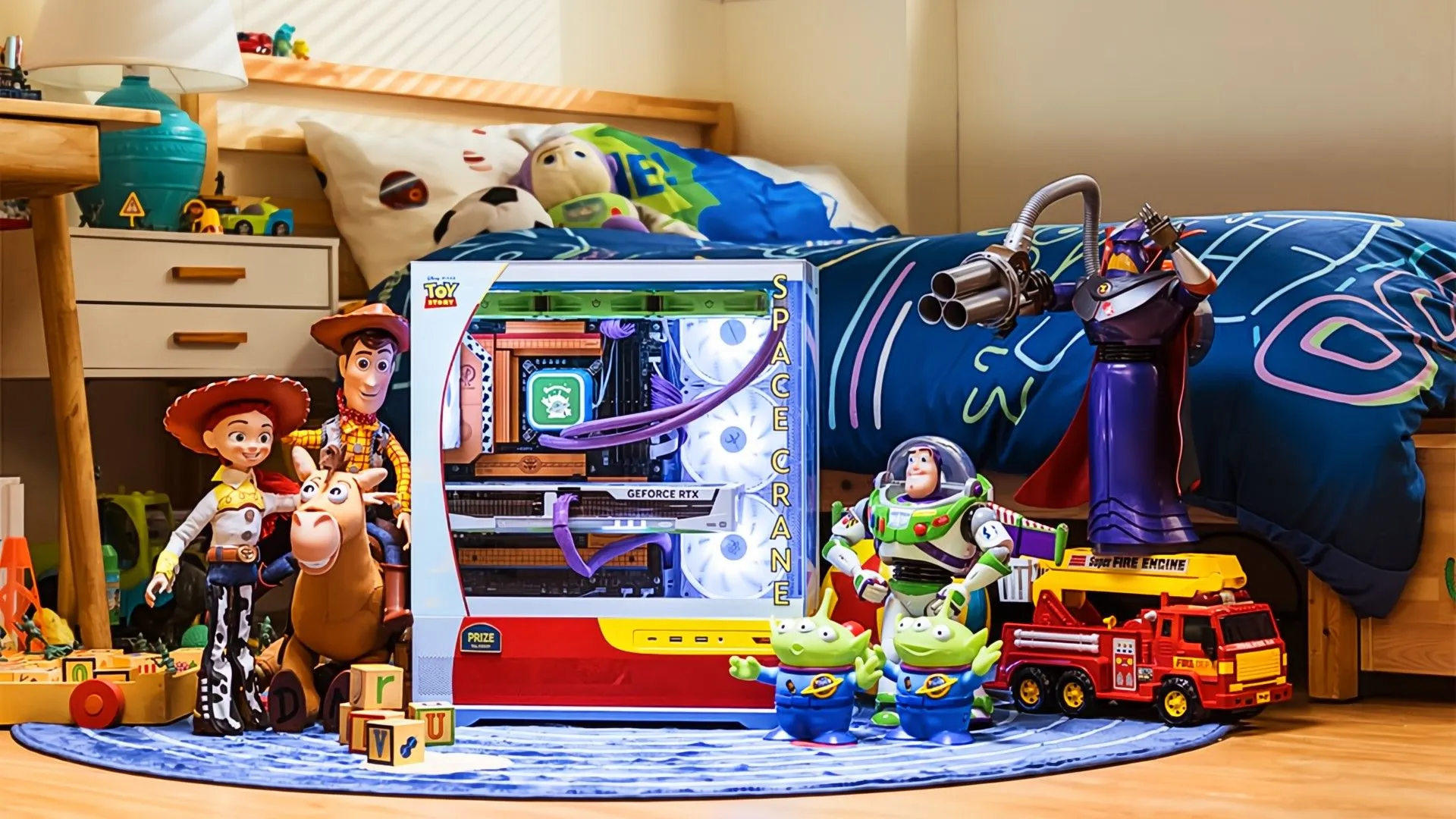 Các món đồ chơi cạnh máy tính MSI phiên bản Toy Story trong phòng của Andy