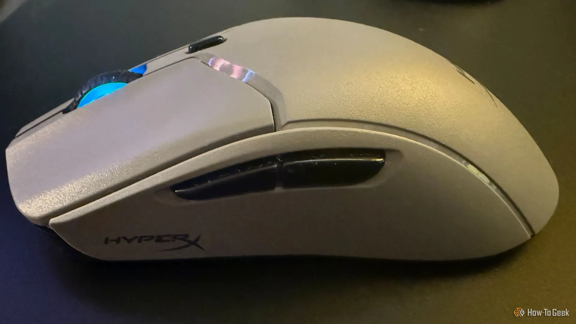 Các nút bấm phụ và con lăn trên chuột gaming HyperX Pulsefire Haste 2 Pro, với phản hồi chi tiết về trải nghiệm sử dụng