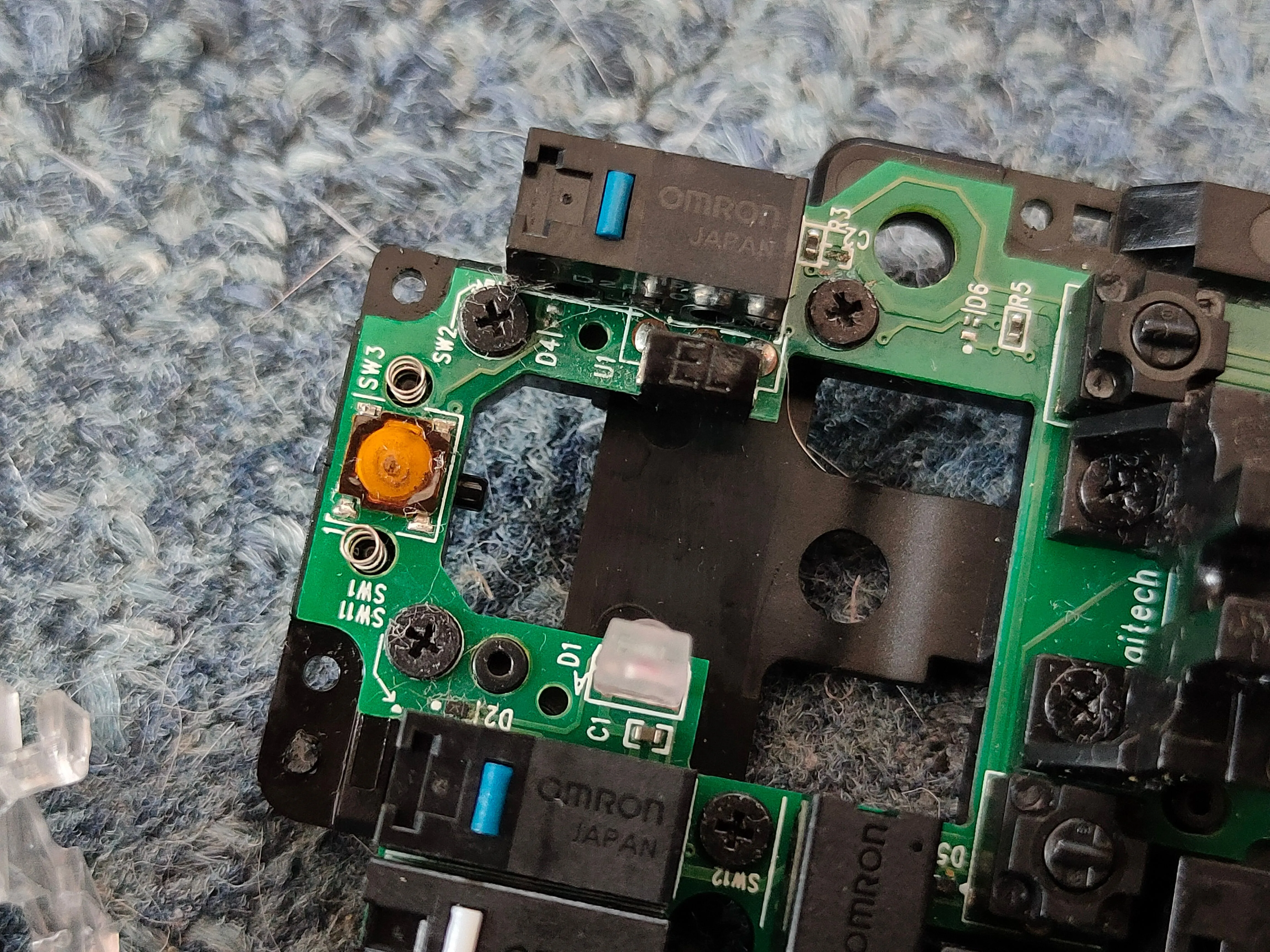 Các switch Omron Nhật Bản trên PCB của Logitech G502 đã được mod plunger.