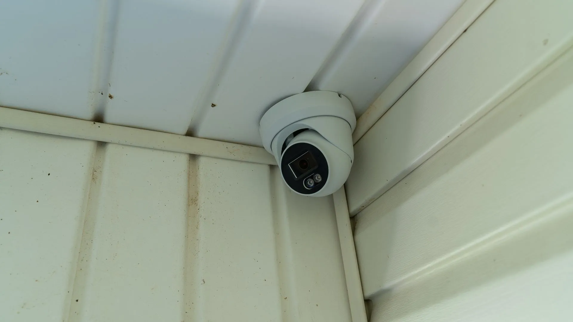 Camera an ninh PoE được lắp đặt ngoài trời