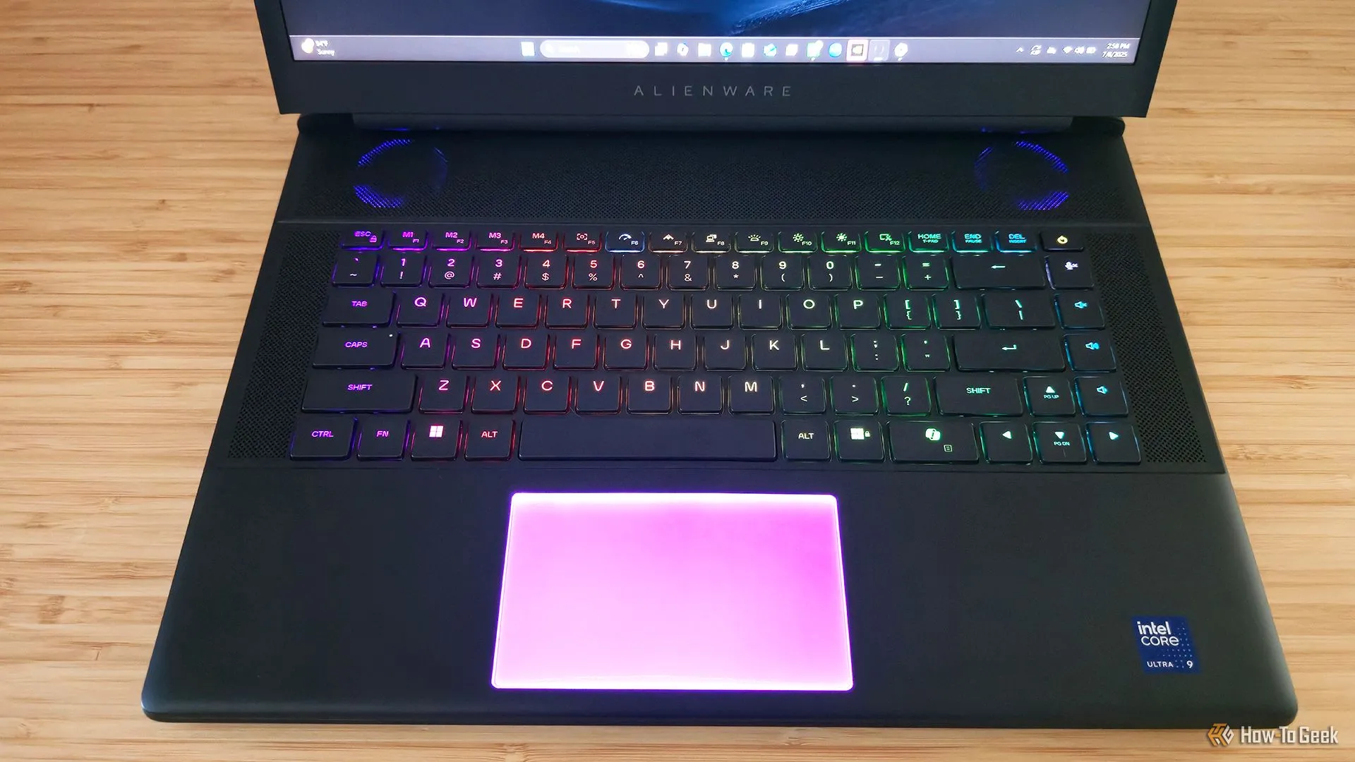 Cận cảnh bàn phím cơ CherryMX có đèn RGB và touchpad nhạy bén trên Alienware 16 Area-51