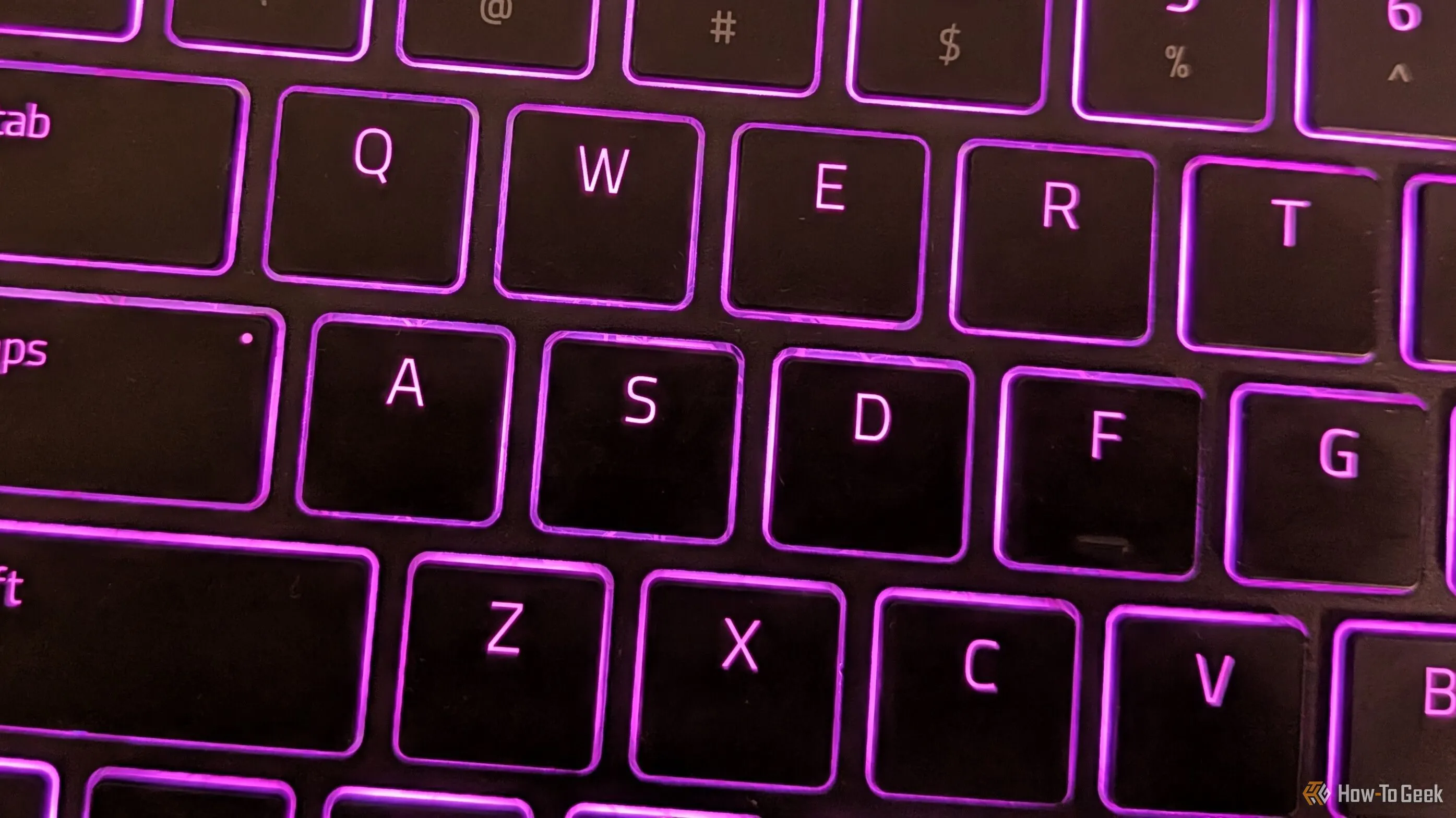 Cận cảnh các phím ASDF trên bàn phím Razer Joro với đèn nền Razer Chroma RGB đang bật