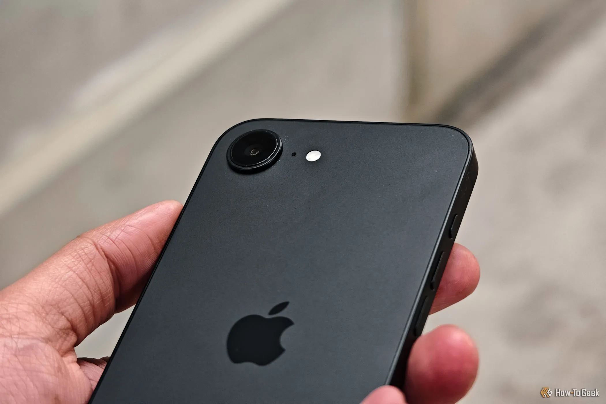 Cận cảnh cụm camera đơn 48MP trên iPhone 16e khi được cầm trên tay