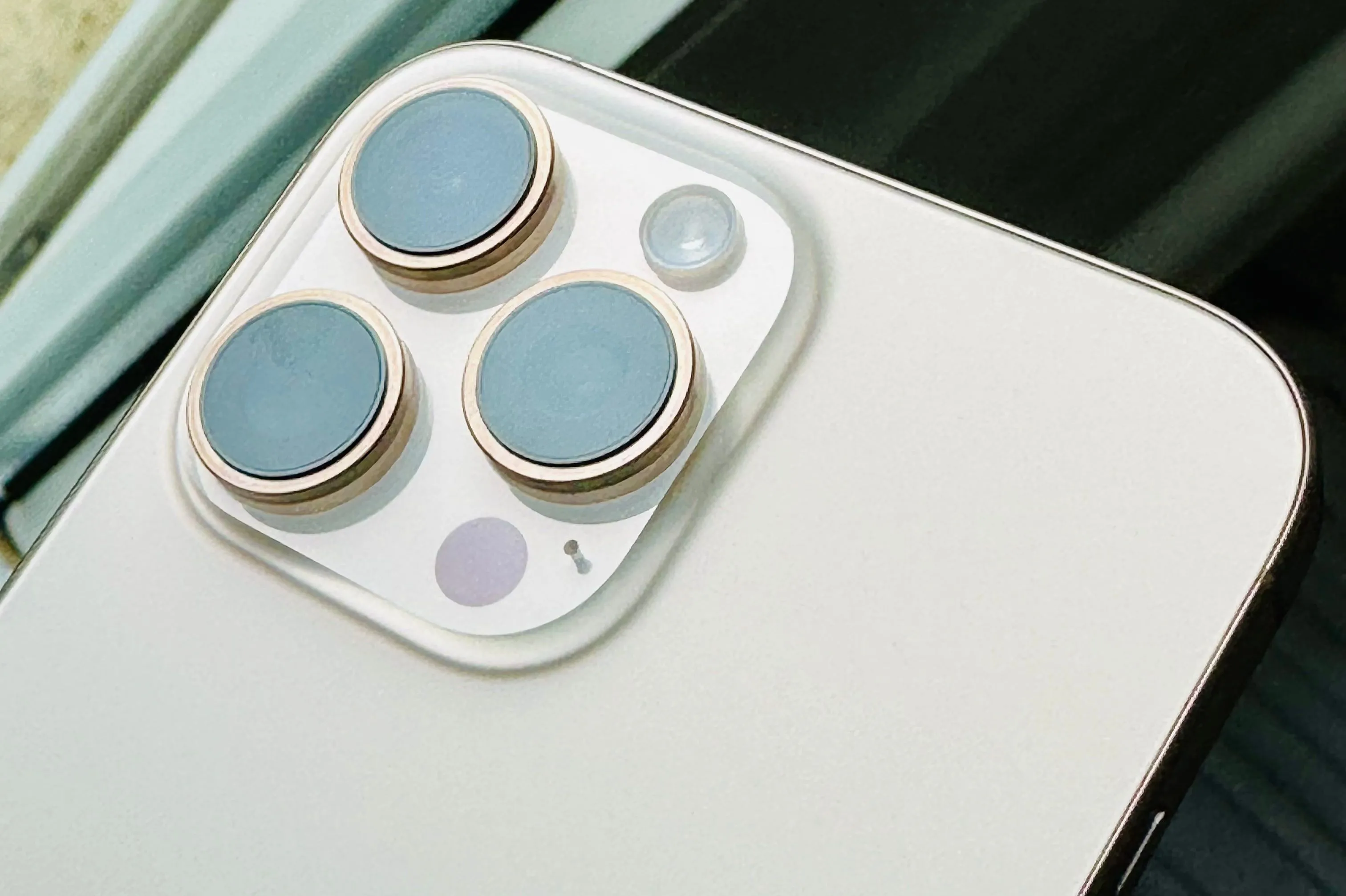 Cận cảnh cụm camera sau của iPhone 16 Pro Max màu Titan sa mạc