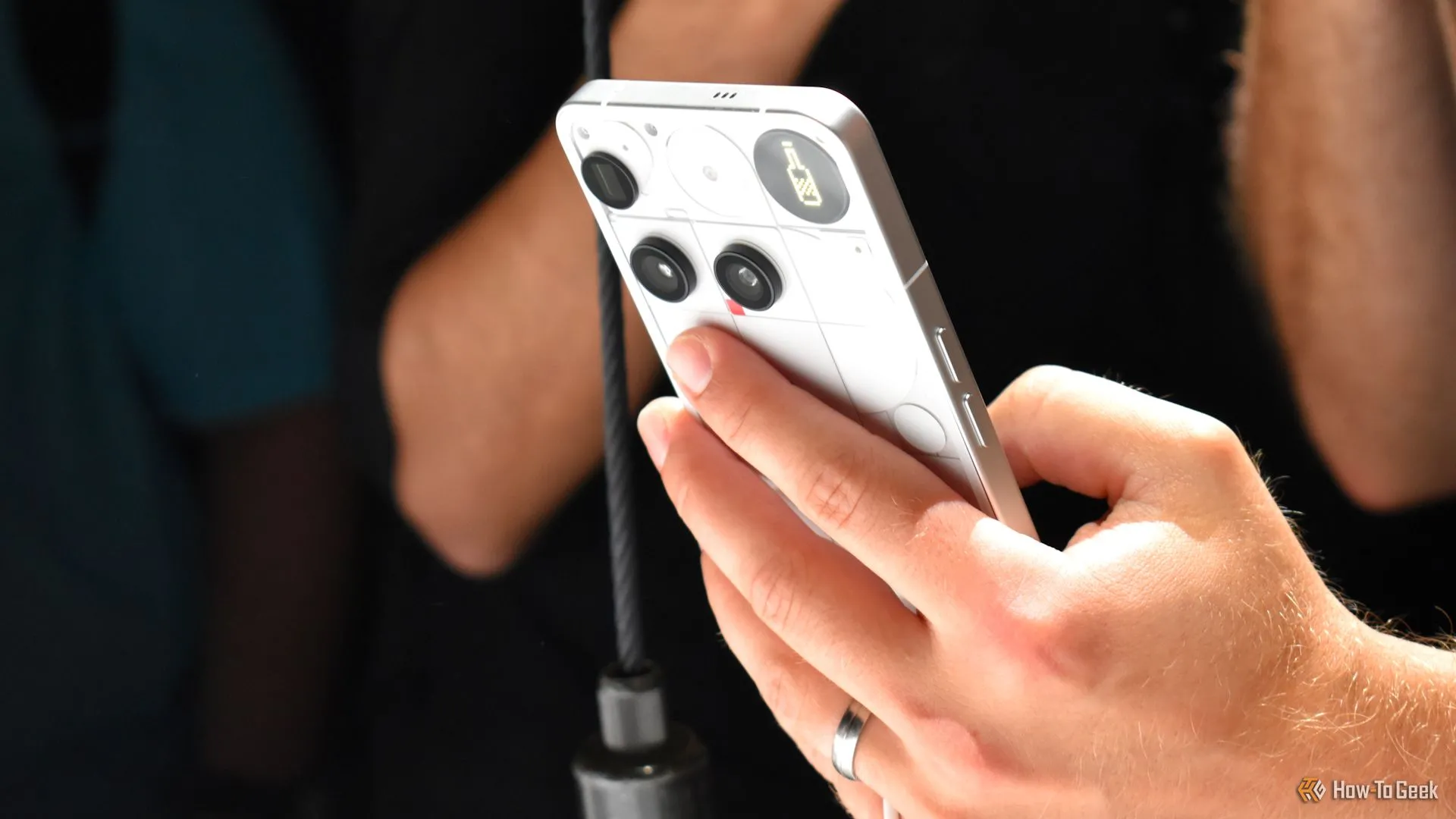 Cận cảnh mặt lưng Nothing Phone 3 màu trắng với cụm camera được sắp xếp độc đáo tại buổi ra mắt