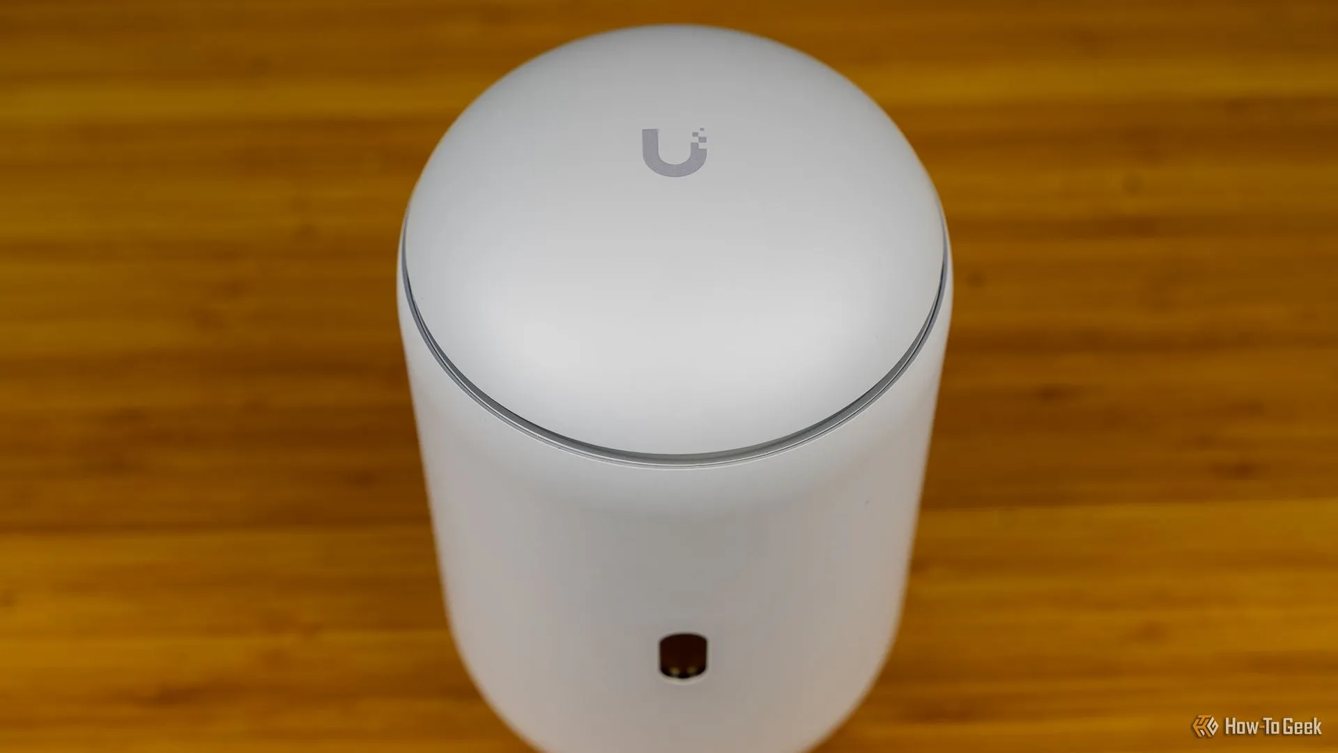 Cận cảnh mặt trên của Unifi Dream Router 7 với logo Unifi.