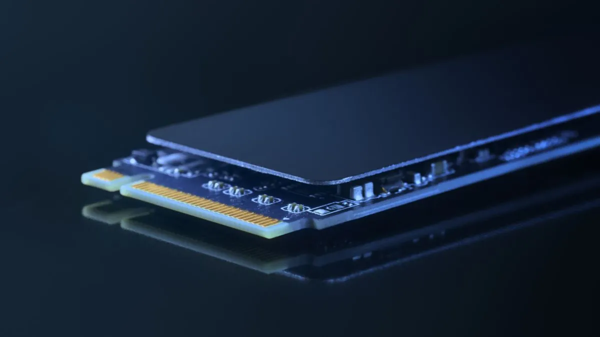 Cận cảnh một ổ cứng SSD M.2, minh họa giao diện kết nối