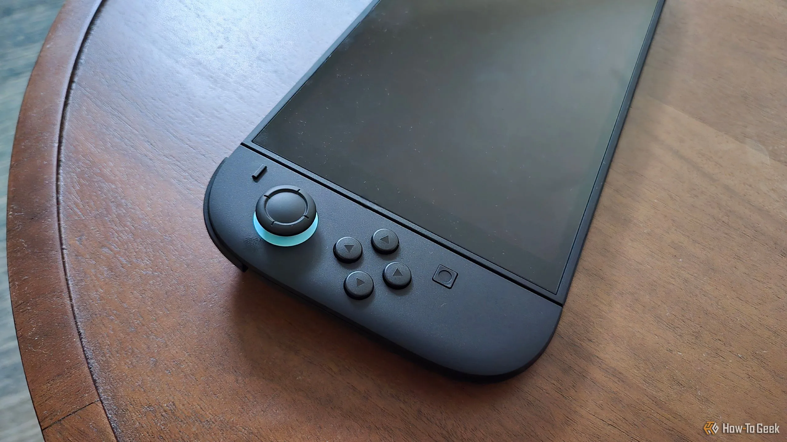 Cận cảnh tay cầm Joy-Con trái của máy Nintendo Switch 2.