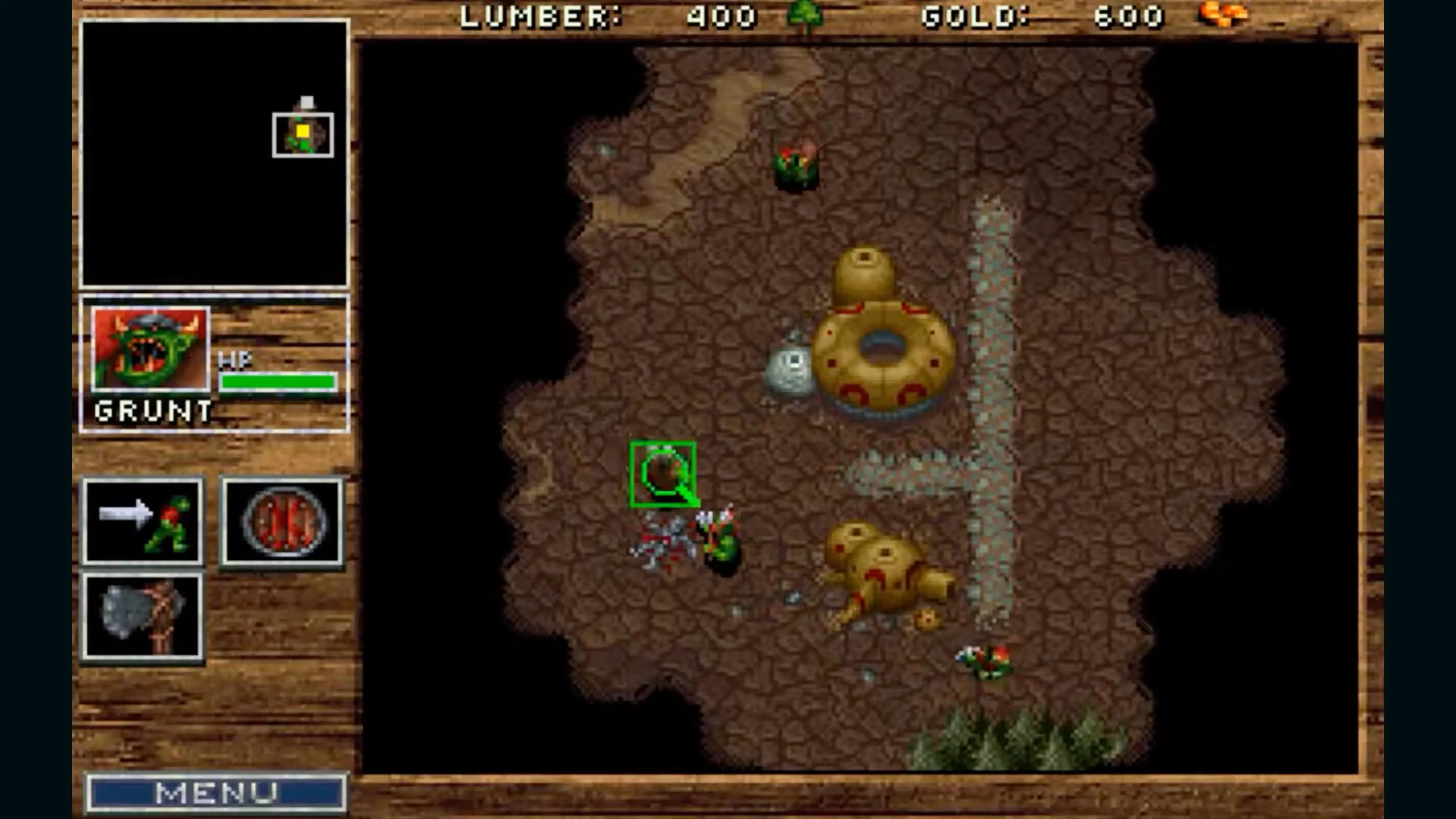 Cảnh chiến đấu trong game Warcraft: Orcs &amp; Humans với quân đội Orc và con người trên bản đồ rừng.