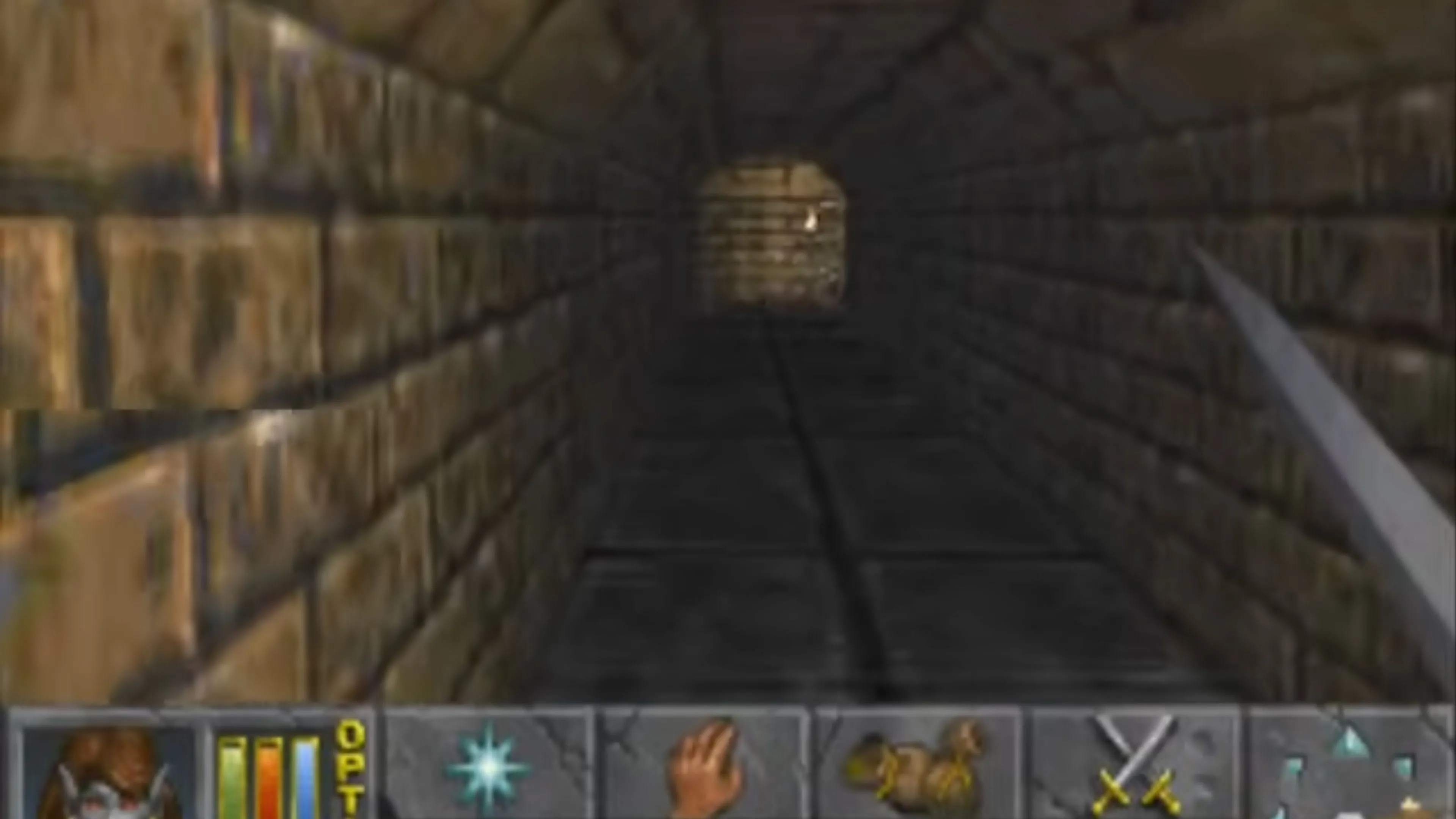 Cảnh chiến đấu trong The Elder Scrolls II: Daggerfall với nhân vật chính đối mặt quái vật trong hầm ngục tối tăm.