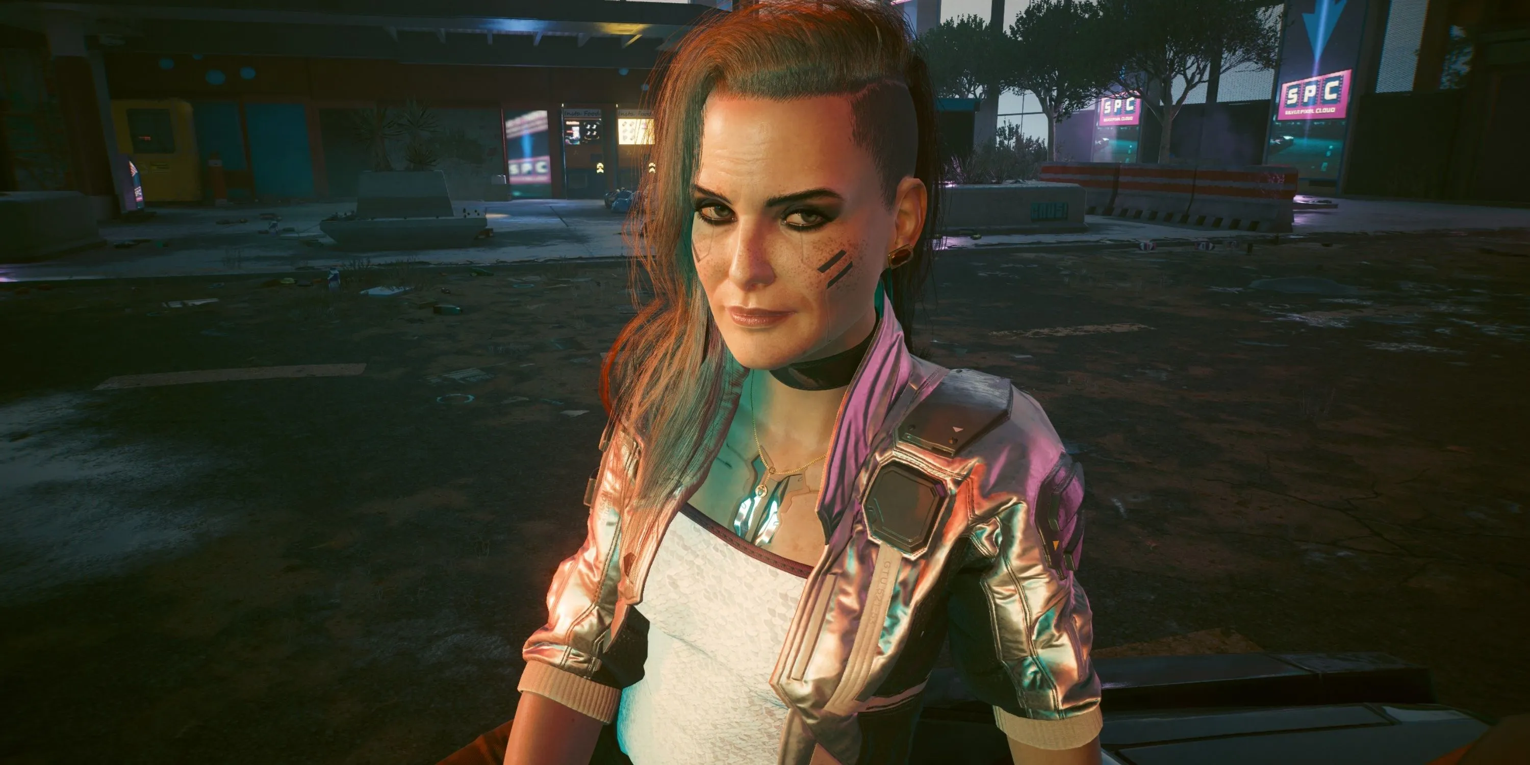 Cảnh lãng mạn với nhân vật Rogue trong Cyberpunk 2077, minh họa yếu tố tương tác cốt truyện và các mối quan hệ.