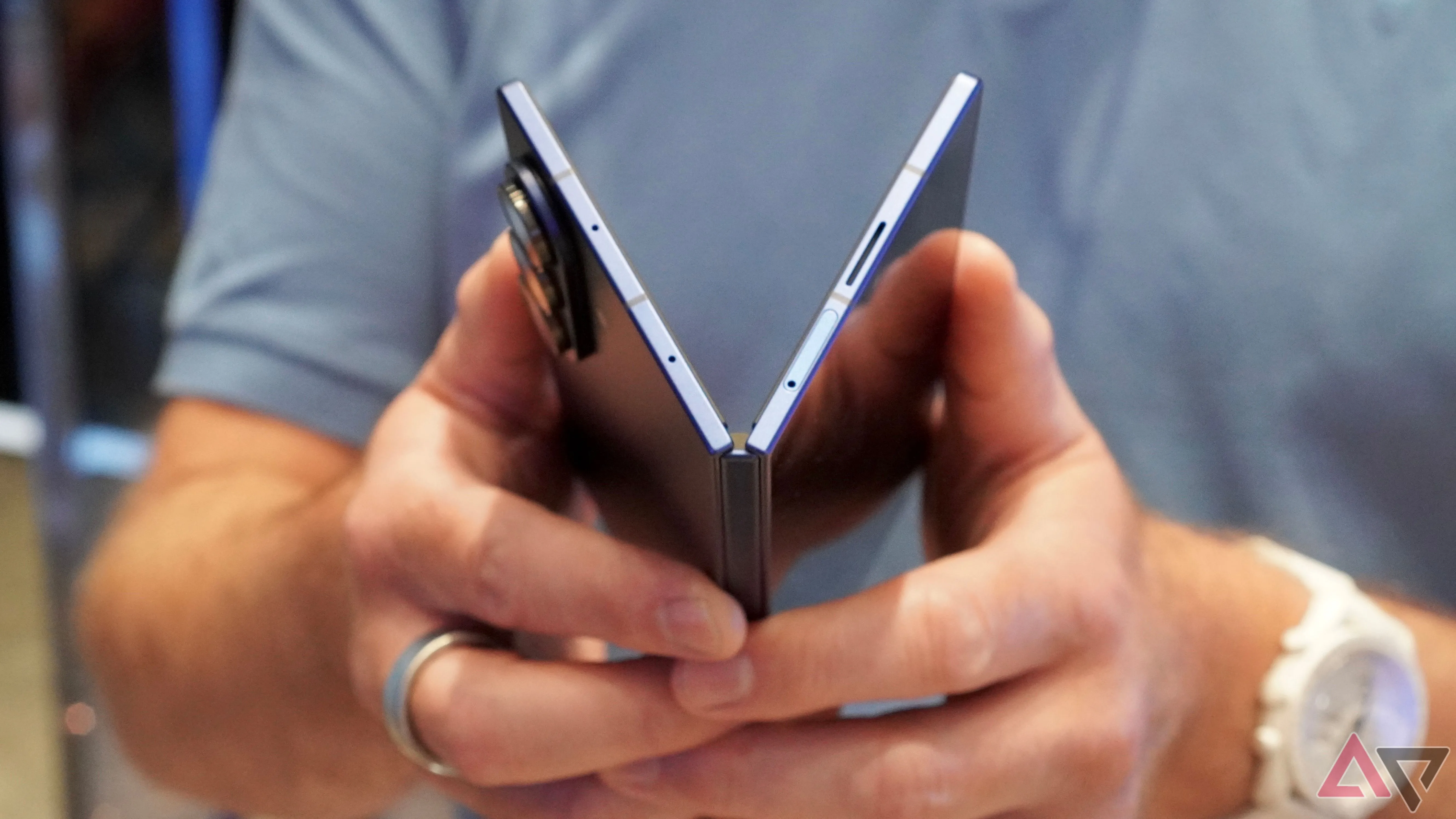 Cảnh người dùng mở Samsung Galaxy Z Fold 7, làm nổi bật bản lề cải tiến và độ mỏng của thiết bị
