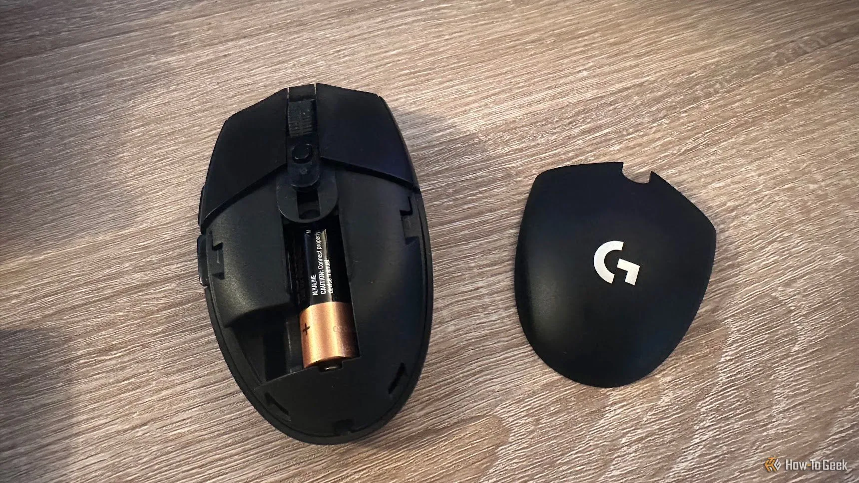 Cấu trúc bên trong chuột Logitech G305 Lightspeed và vị trí pin AA