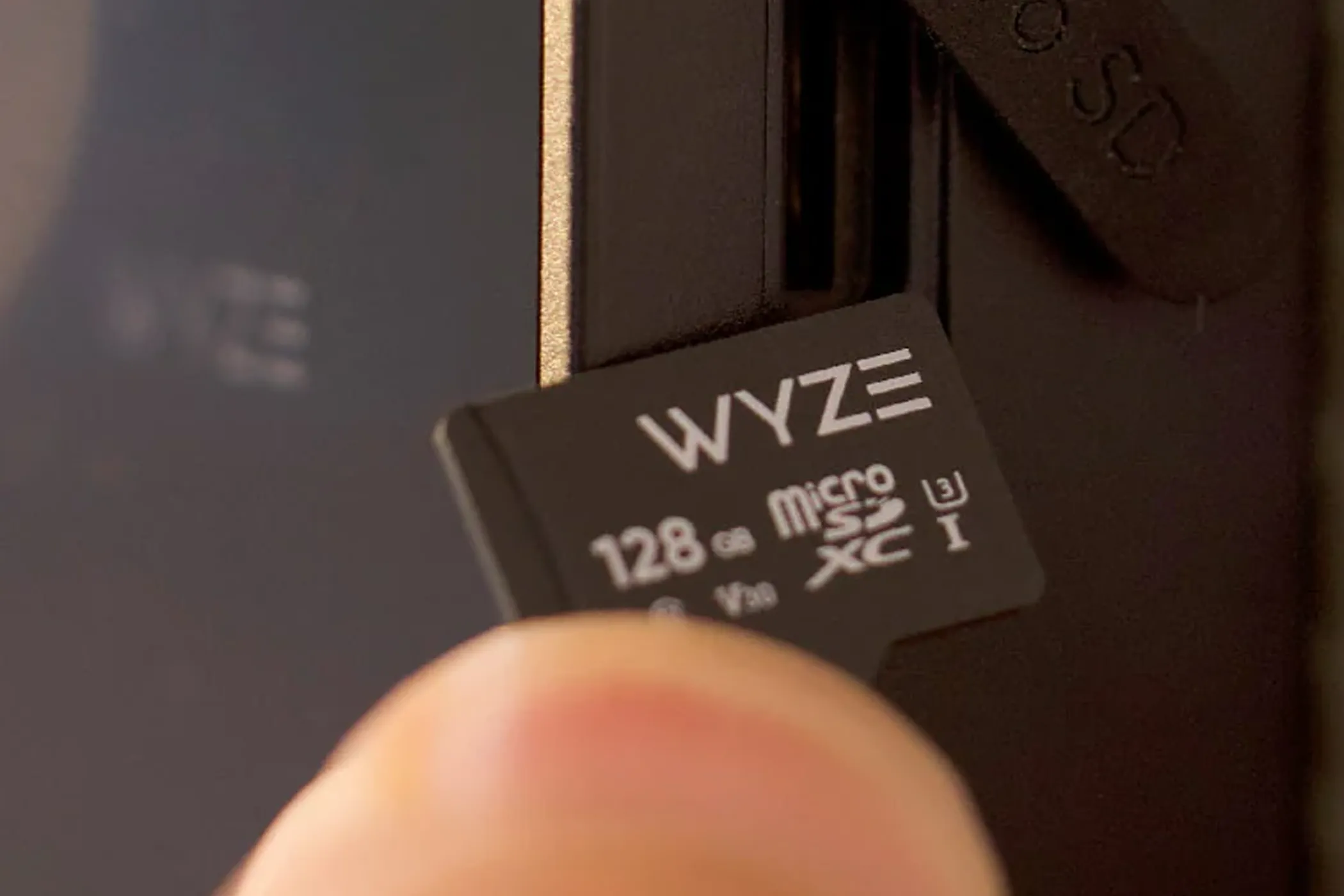 Chi tiết khe cắm thẻ nhớ microSD trên chuông cửa video Wyze
