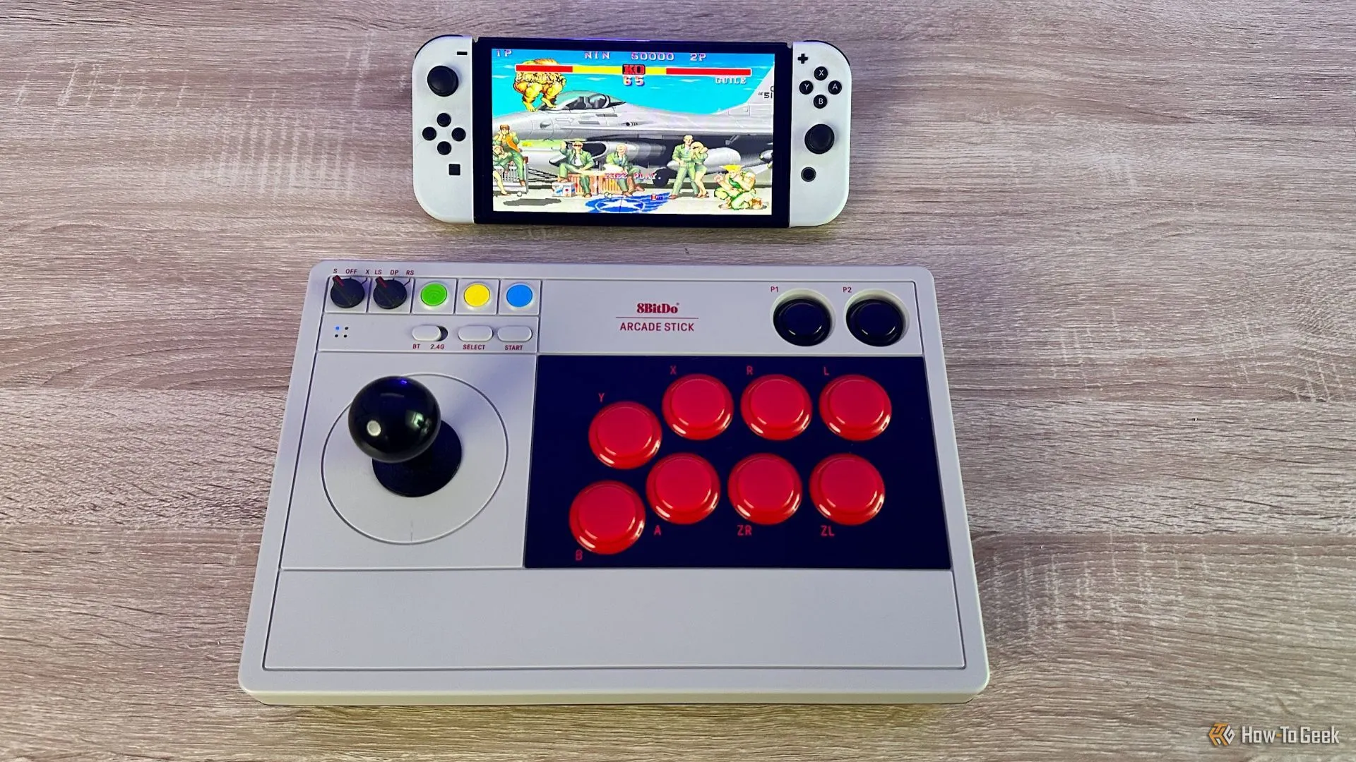 Chiếc 8BitDo Arcade Stick kết nối với Nintendo Switch OLED, minh họa cho khả năng nâng cấp màn hình trong tương lai của Switch 2