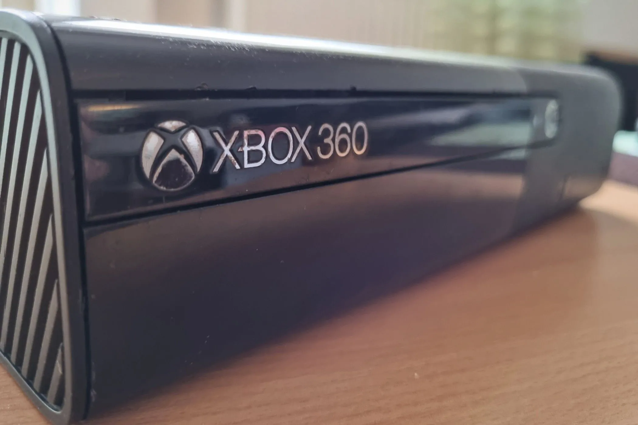 Chiếc máy chơi game Xbox 360 cũ đang được sử dụng