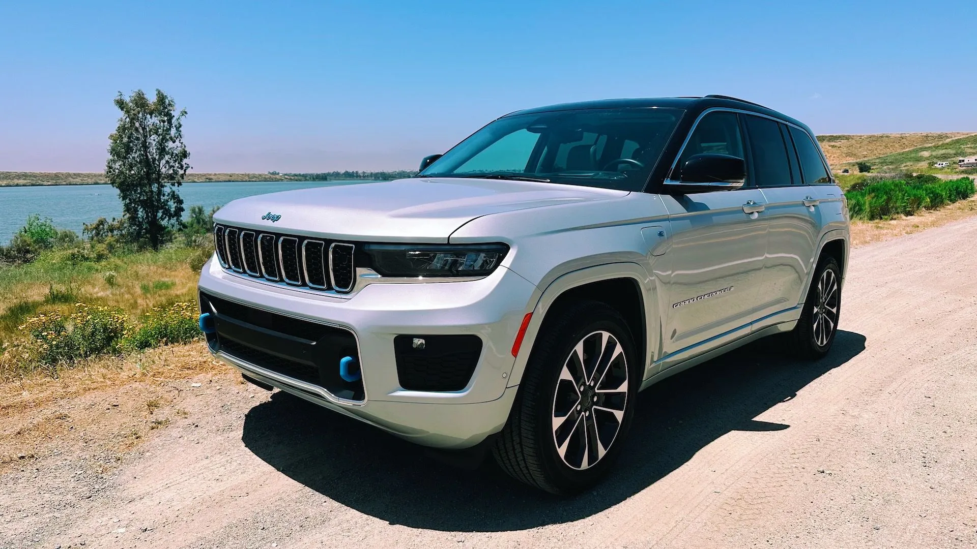 Chiếc xe Jeep Wrangler đang lái trên đường đất
