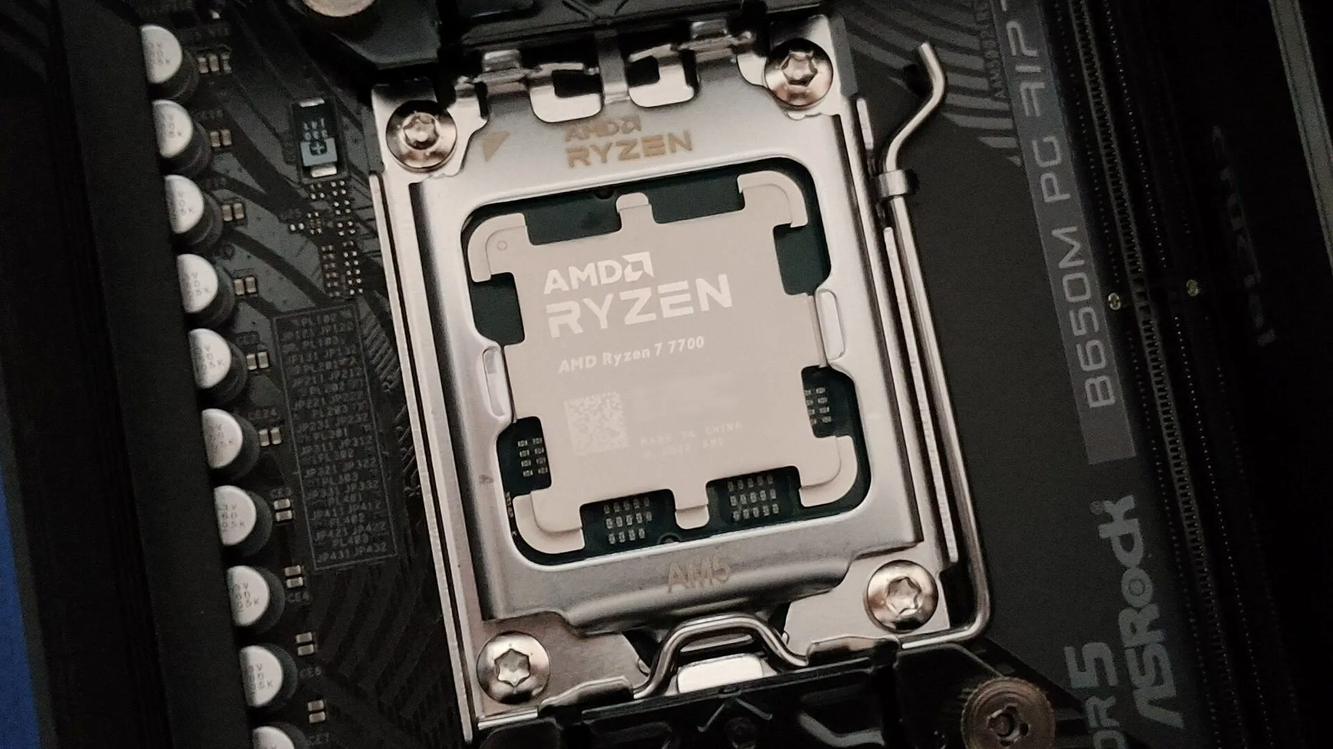 Chip xử lý AMD Ryzen 9 9900X3D với công nghệ 3D V-Cache