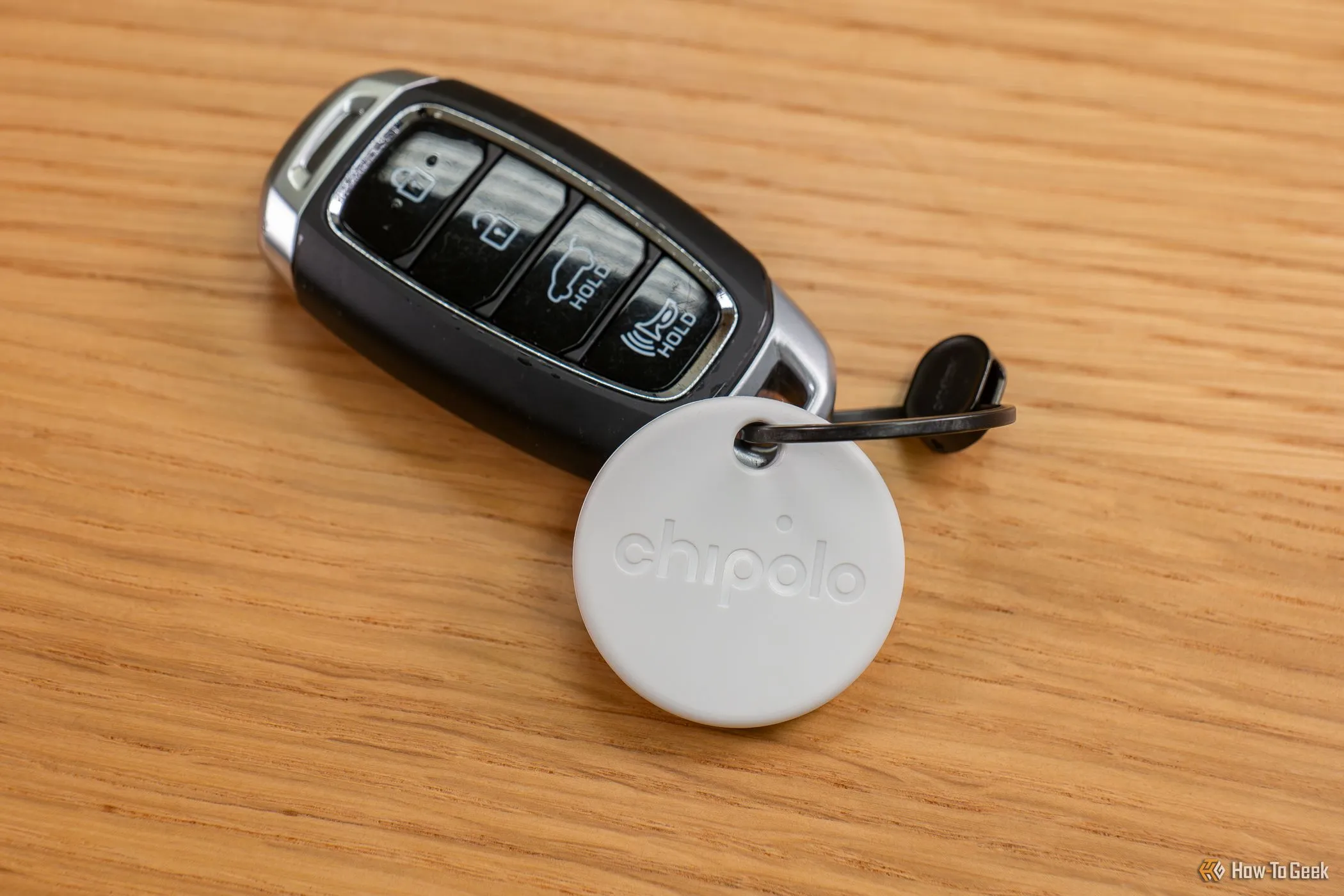 Chipolo One Point được gắn vào chùm chìa khóa - giải pháp tìm chìa khóa thất lạc