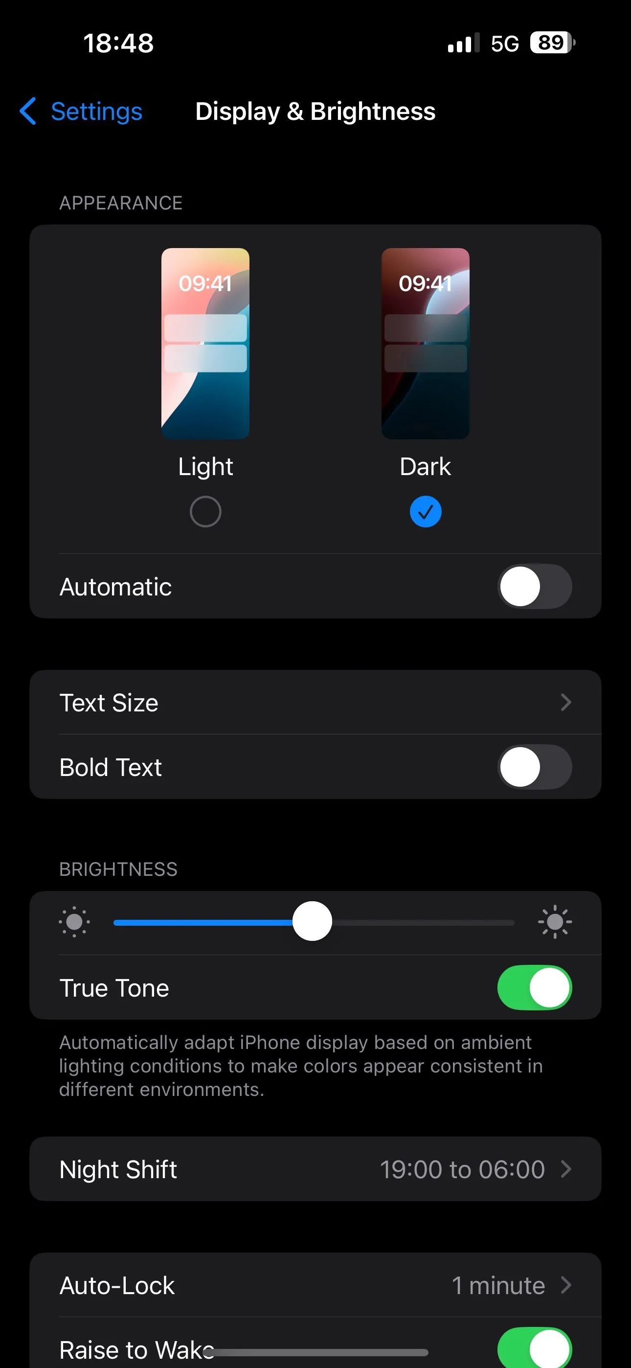 Chọn tùy chọn Giao diện tối trong Cài đặt Màn hình &amp; Độ sáng của iPhone