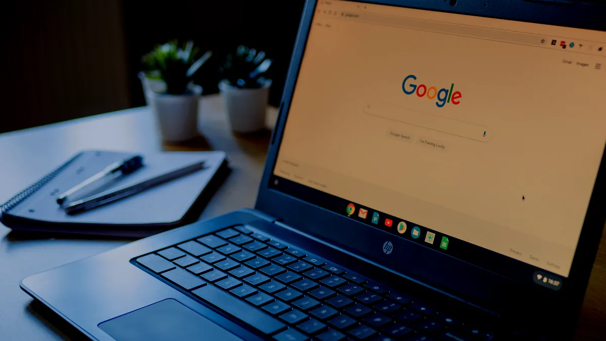 Chromebook trên bàn với tính năng Night Light bật, lý tưởng cho việc đọc sách vào ban đêm